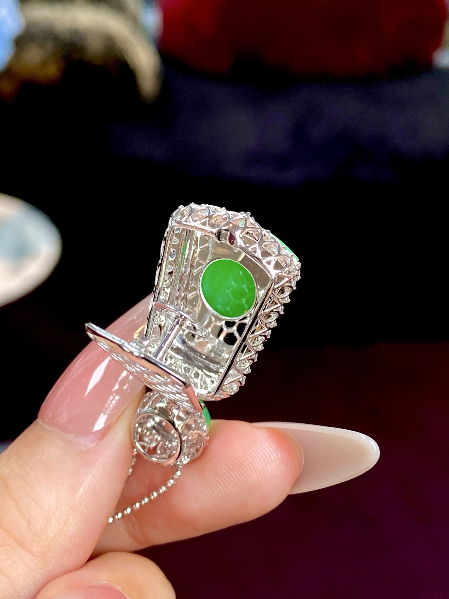 ️冰种阳绿无事牌吊坠，这一抹绿真的很难不被注意到，素面不雕的感，日常戴很难低调：36-17.7-10.8，裸石：19.2-13.3-3mm。