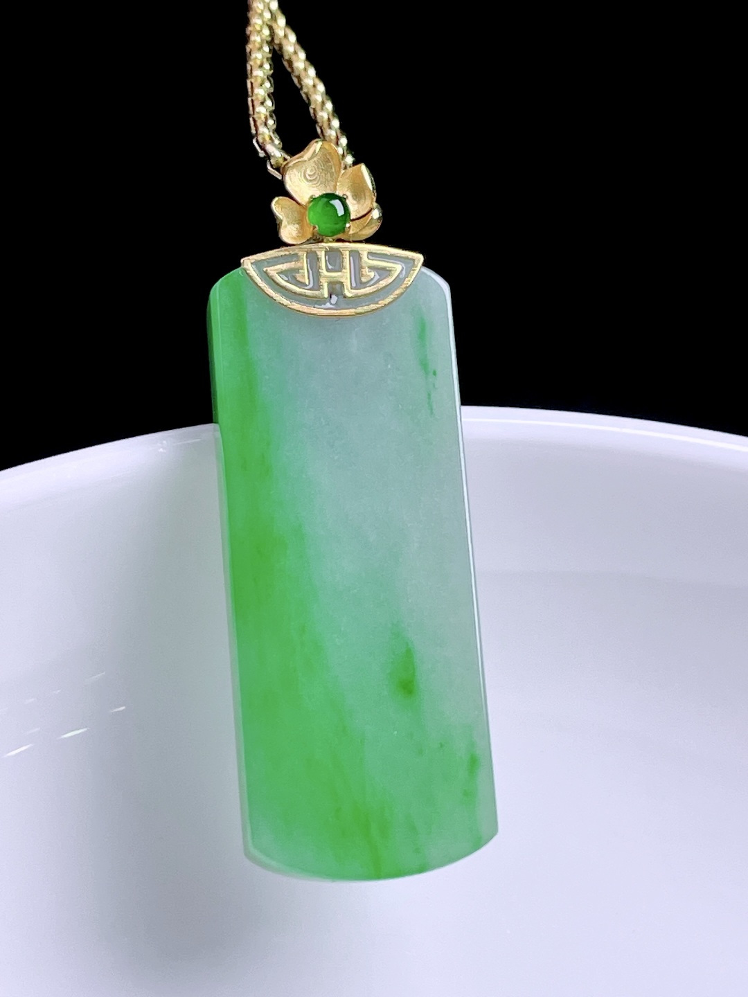 ️ 冰飘绿花无事牌 花色灵动，种老水润，18k金镶嵌 整体：33.6 裸石：28.9/11/4 ss50182a