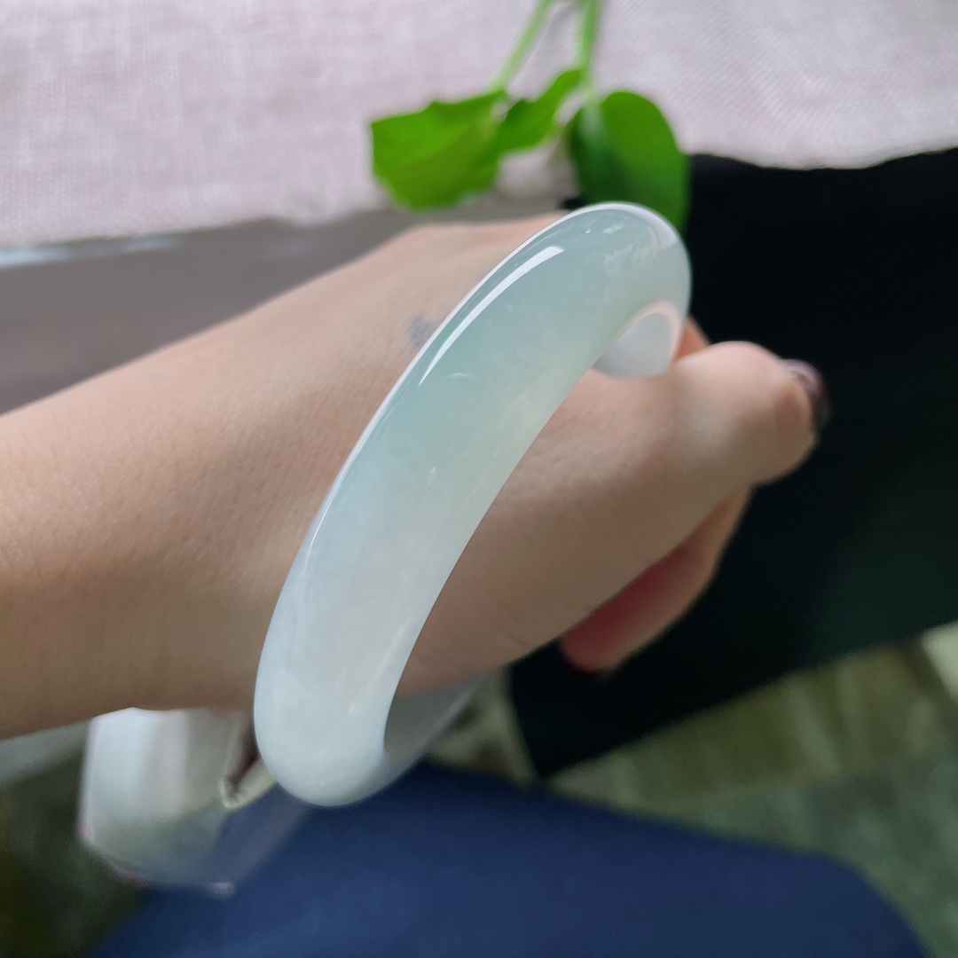 56.4/12.3/9，淡紫淡绿正圈，似灵气凝结，紫为氤氲，绿为生机。一点皮纹，ss49464a