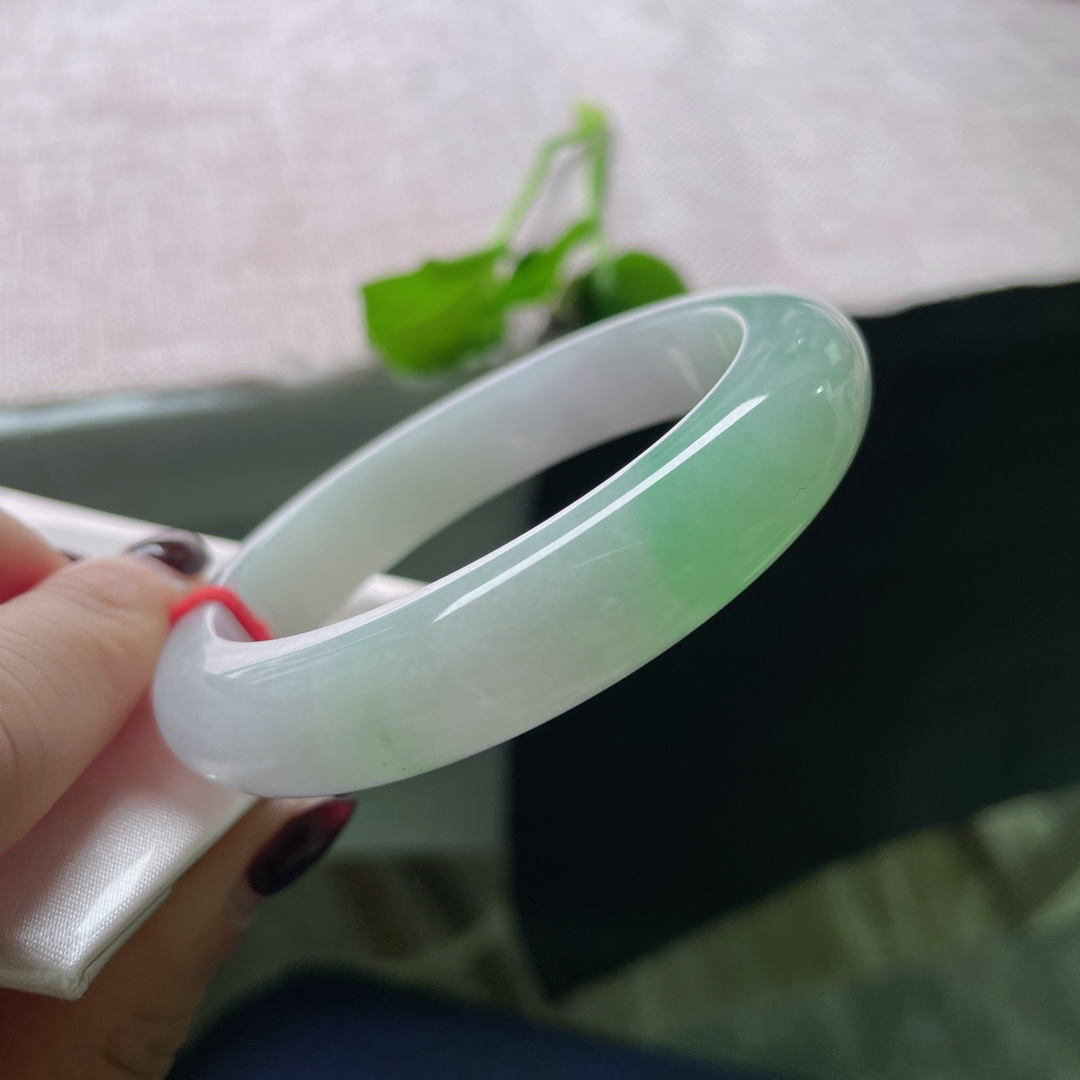 56.1/12.3/8.6，春带彩正圈，水润，肉质细腻干净，种老，雍容华贵，一点皮纹不显，ss51428a