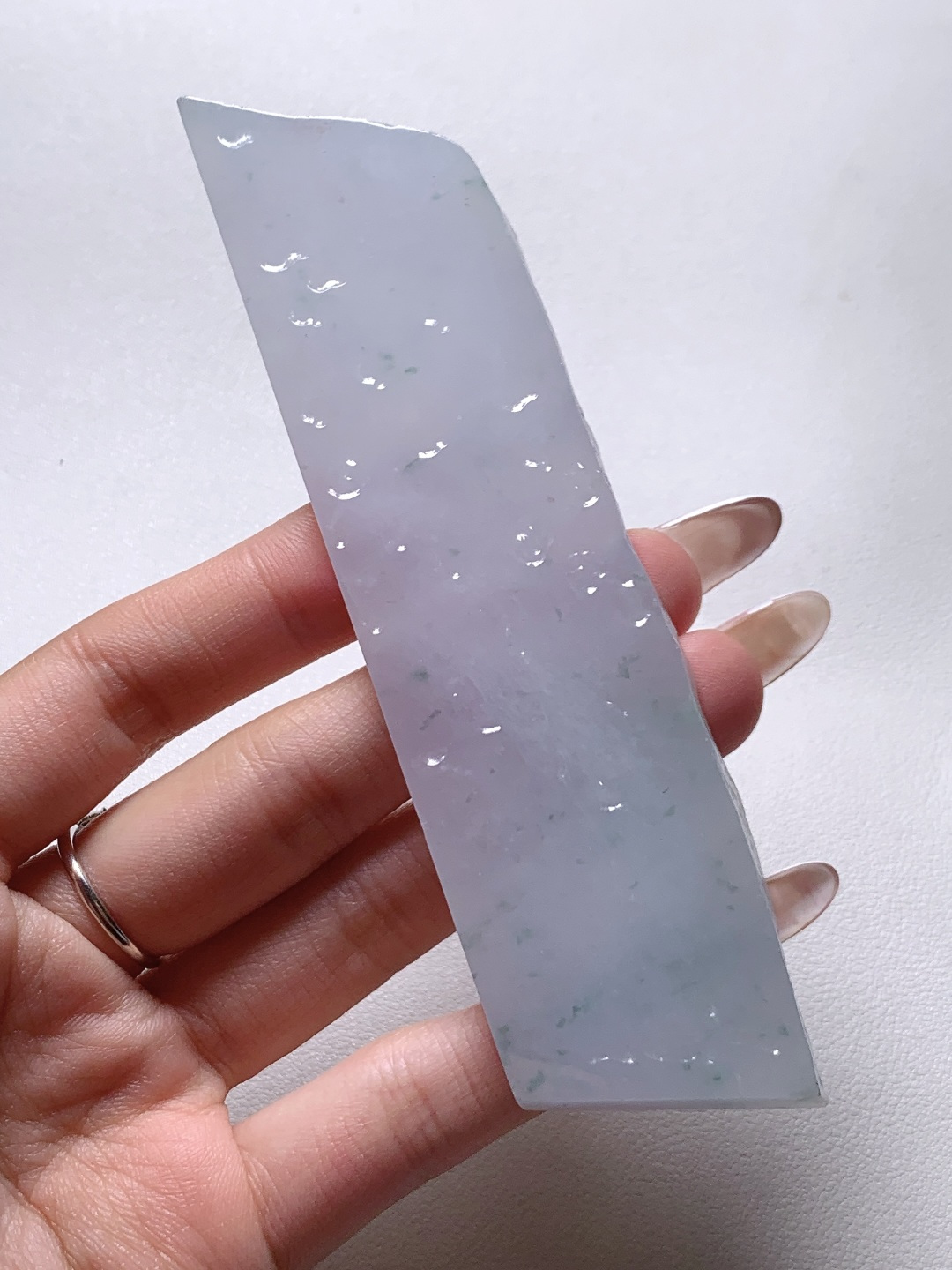 冰飘花/牌子料/片料/板料/特色料，可做牌子、人物、山水、动物、花件……等推荐参考，133-32.4-6.7，78克，材料优选，轻烟凝润铺清色，碎翠零星点玉光，这块冰润飘花翡翠片料，底色素净莹润、似月光凝脂般细腻温婉，鲜灵翠花随性散落、灵动鲜活意境悠然玉质细腻紧实、水头清亮通透，胶感柔和温润，经精工随形巧琢，可打磨为简约平安无事牌、写意山水牌、清雅禅意挂件等各类雅致佳作，清润底色寓意心境澄澈安宁、一生平顺安稳，点点翠色承载生机盎然、福气源源不绝气质干净脱俗，上手百搭雅致，长久佩戴更可护佑万事顺遂、福运常伴、前路明朗无忧。