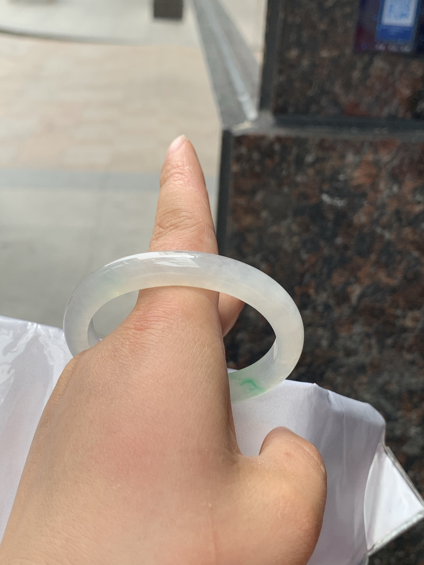 冰飘绿贵妃51.3-43-8.8-7.60422-H732打灯棉线+纹裂，不扣，底妆冰润，一丝阳绿花点缀，简约却充满灵气，清新如芽，宛若自然的画卷凝结于腕间，静中带动，韵味悠长。