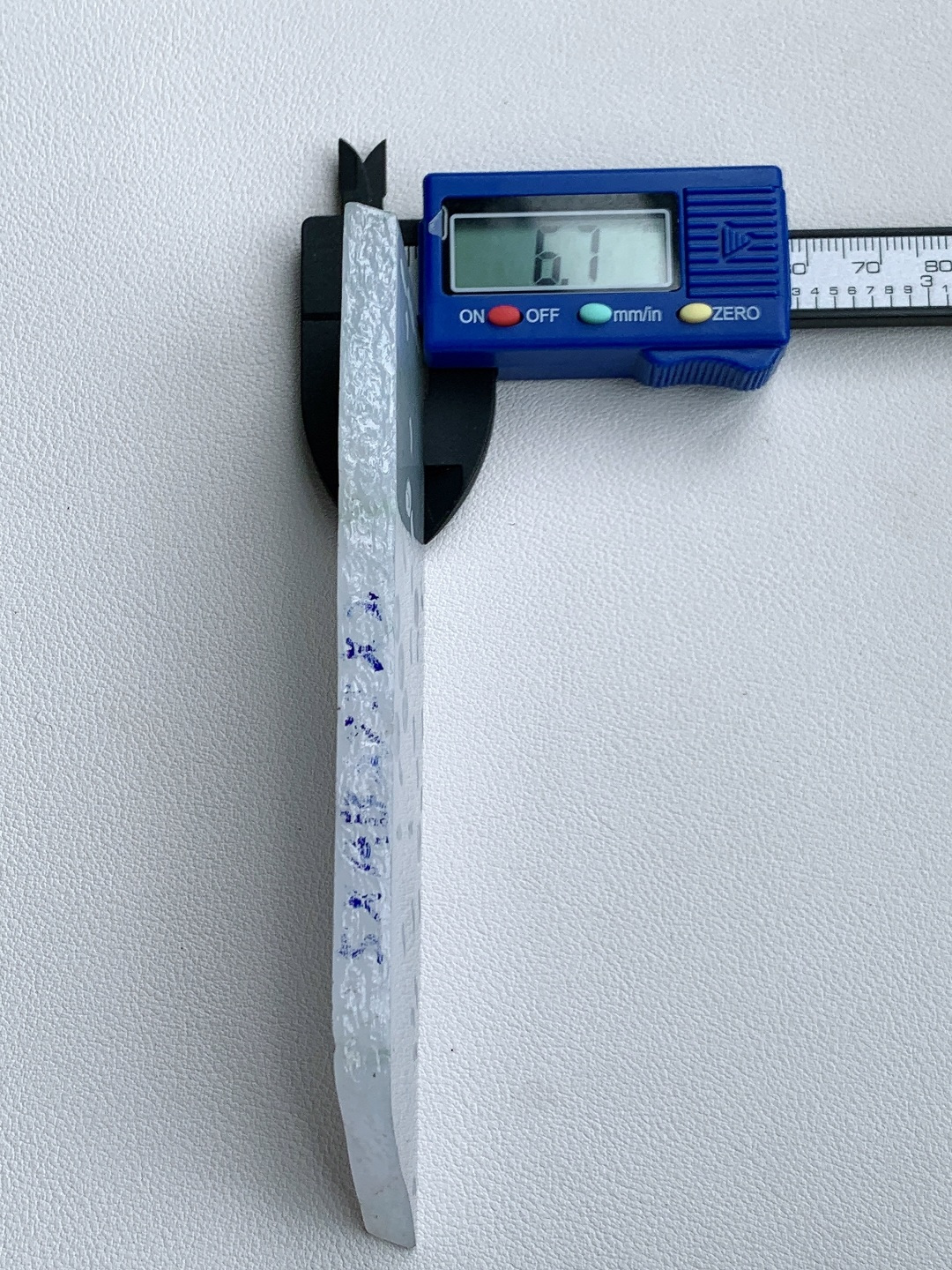 冰飘花/牌子料/片料/板料/特色料，可做牌子、人物、山水、动物、花件……等推荐参考，133-32.4-6.7，78克，材料优选，轻烟凝润铺清色，碎翠零星点玉光，这块冰润飘花翡翠片料，底色素净莹润、似月光凝脂般细腻温婉，鲜灵翠花随性散落、灵动鲜活意境悠然玉质细腻紧实、水头清亮通透，胶感柔和温润，经精工随形巧琢，可打磨为简约平安无事牌、写意山水牌、清雅禅意挂件等各类雅致佳作，清润底色寓意心境澄澈安宁、一生平顺安稳，点点翠色承载生机盎然、福气源源不绝气质干净脱俗，上手百搭雅致，长久佩戴更可护佑万事顺遂、福运常伴、前路明朗无忧。