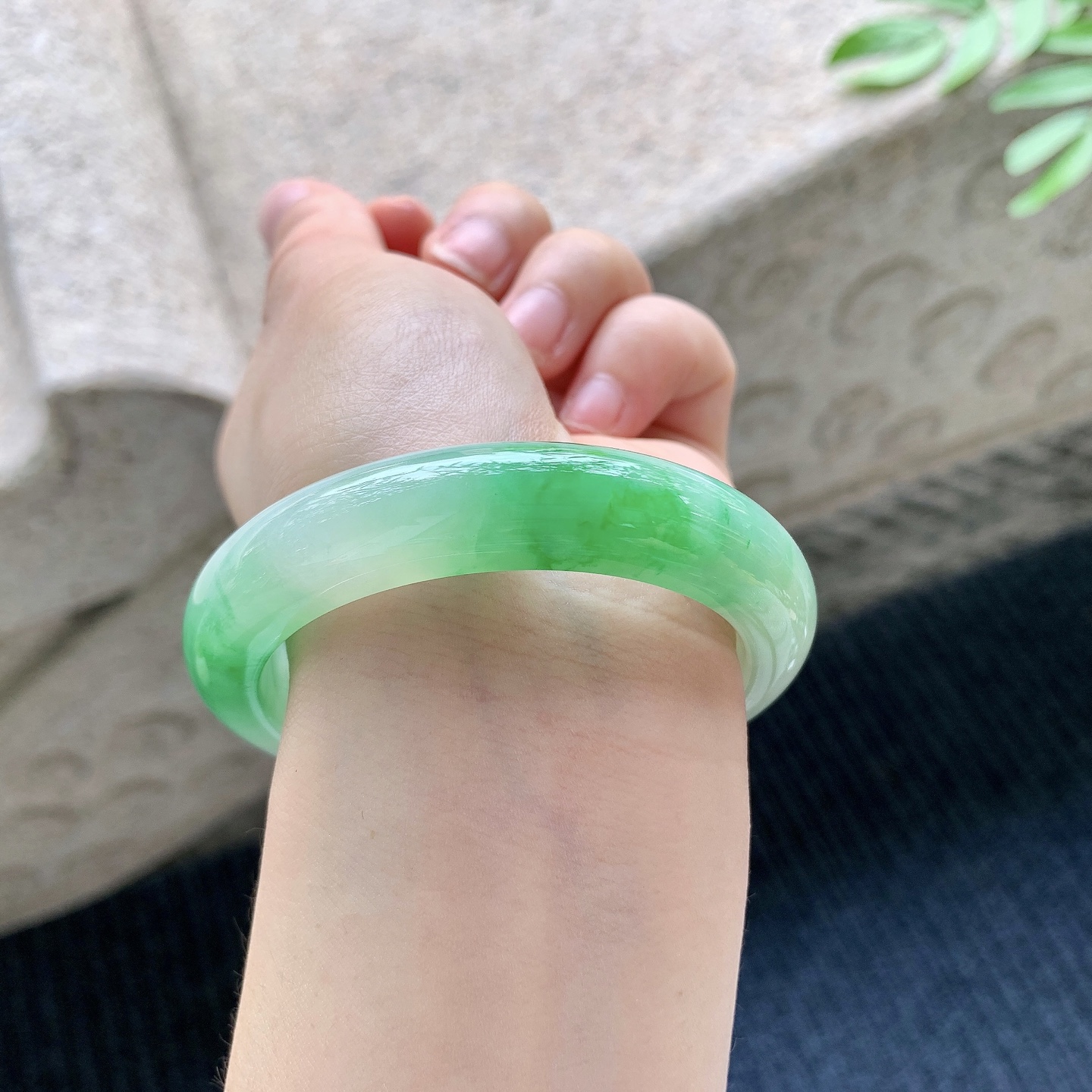 正圈52 53 圈口53.8/12/9.1 编码A1051069 细糯飘阳绿，水润，种老，细腻，打灯有絮线