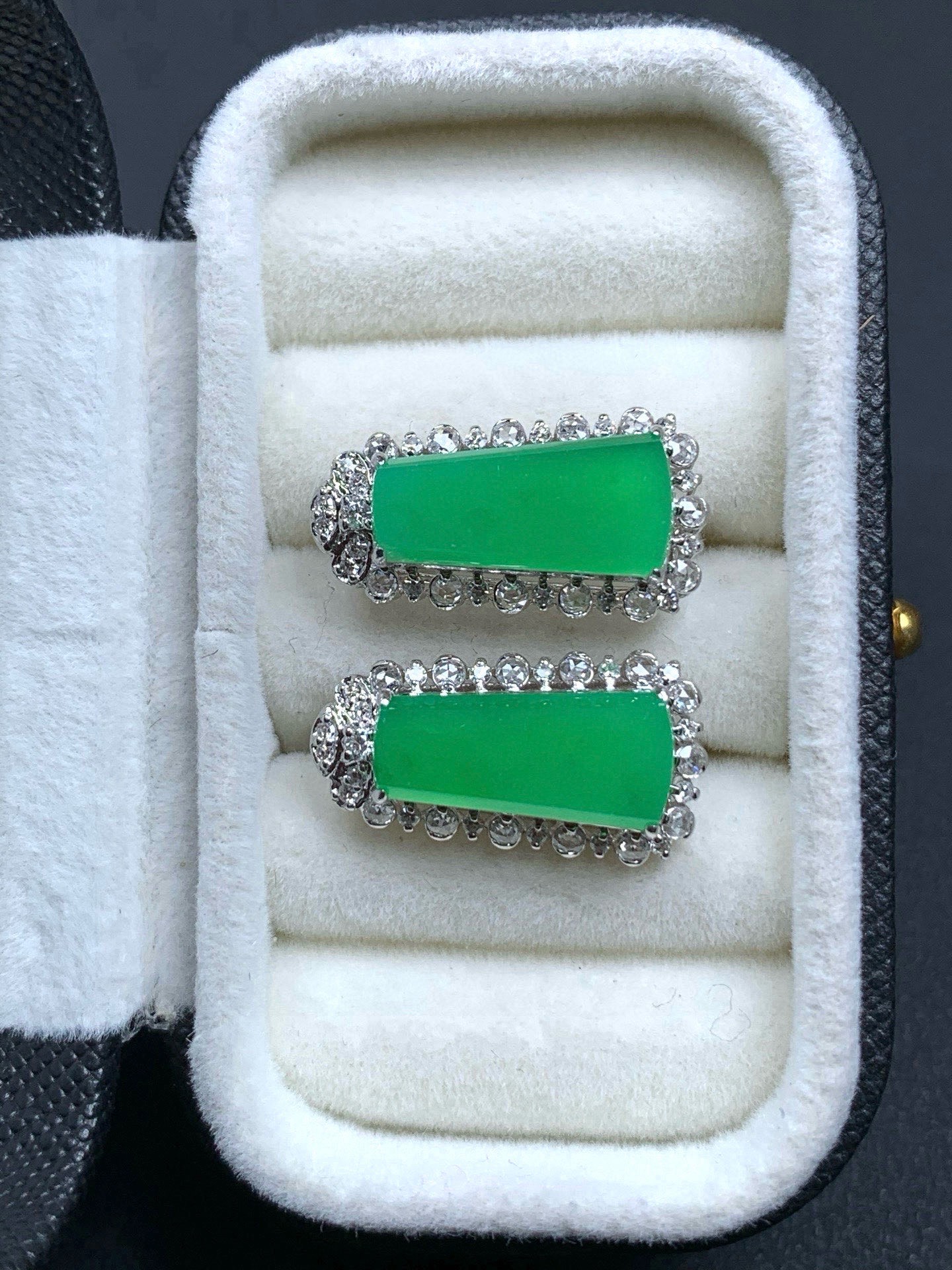️18k金钻豪华镶嵌冰甜阳绿无事牌耳包19.8-10.5-7，裸石14.6-6.3-2.9