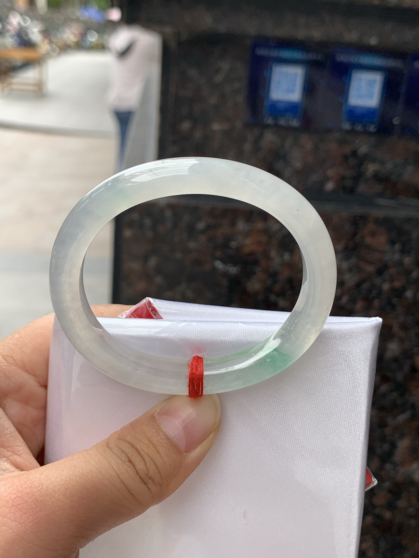 冰飘绿贵妃51.3-43-8.8-7.60422-H732打灯棉线+纹裂，不扣，底妆冰润，一丝阳绿花点缀，简约却充满灵气，清新如芽，宛若自然的画卷凝结于腕间，静中带动，韵味悠长。