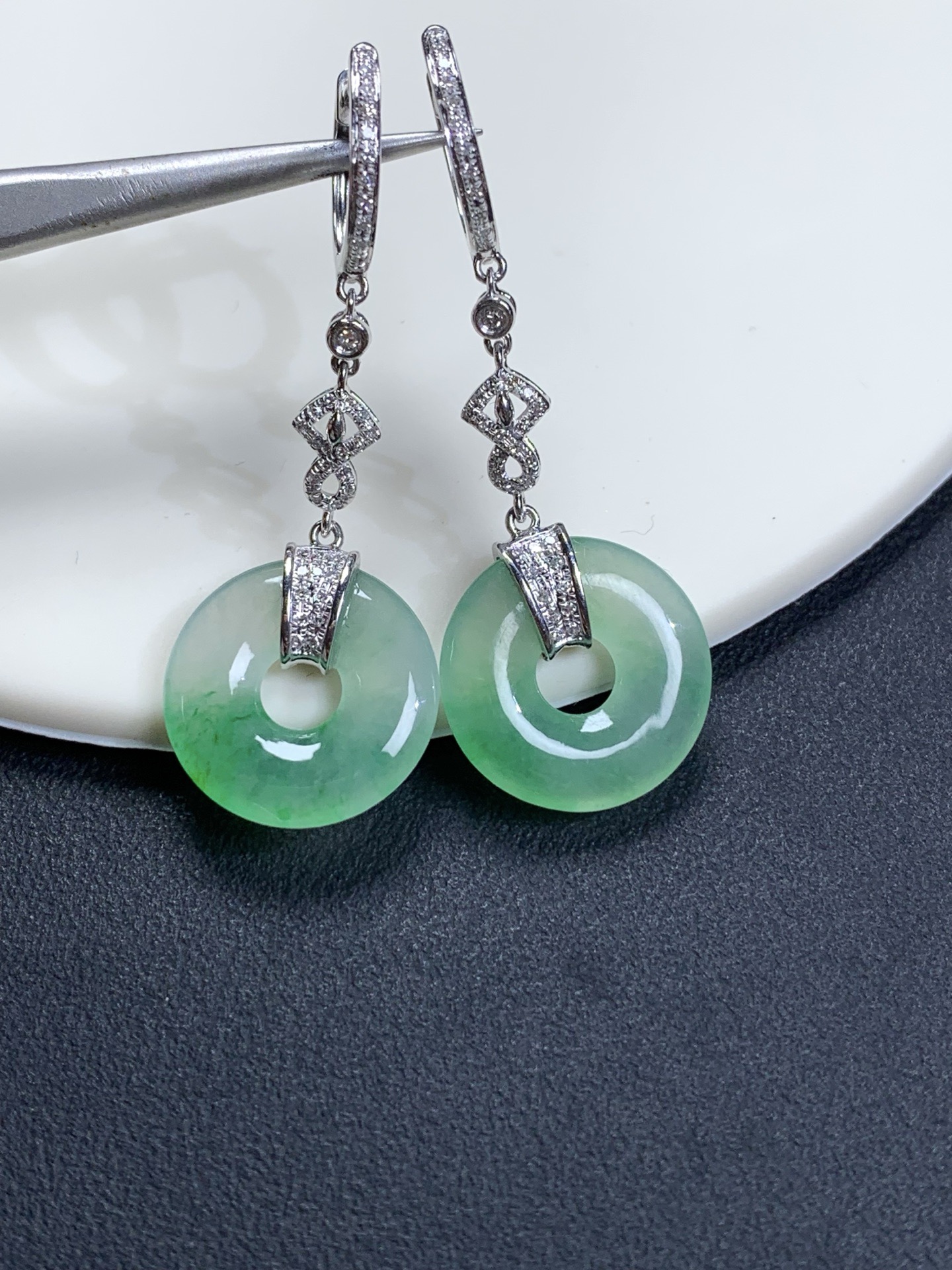 ️18k金镶嵌冰飘阳绿起光甜甜圈耳包40-15.6-3，裸石15.6-3