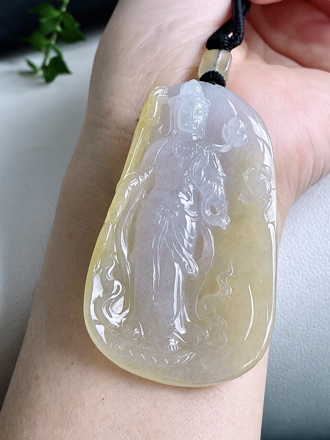 【裸石】高冰飘黄翡大势至菩萨持莲观音吊坠【说明】缅甸 无裂 性比高  【尺寸】72-41.4-11