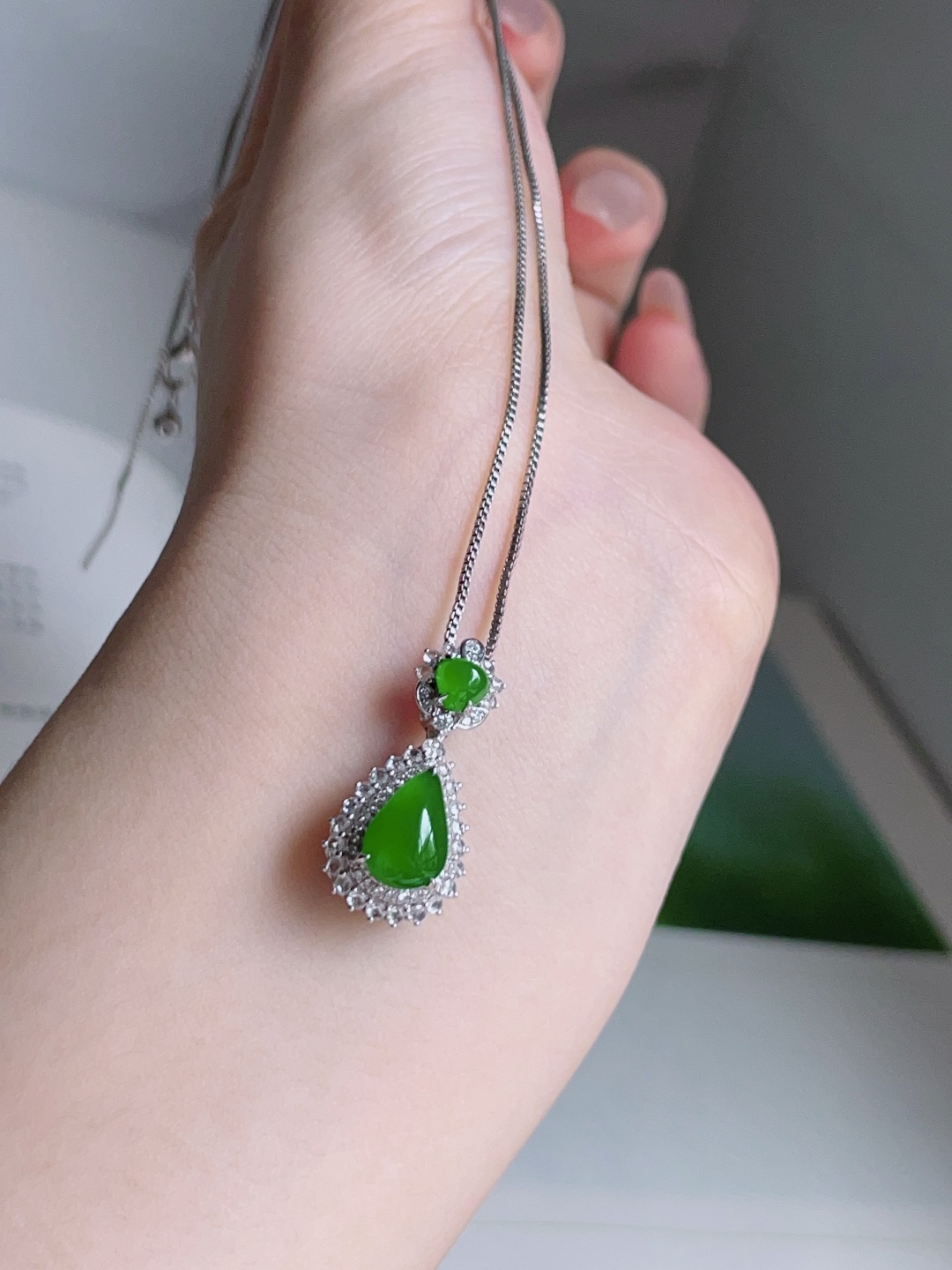 ️ 冰种阳绿水滴，色泽鲜艳 种老水润 18k金镶嵌 24.2/11.8/10，裸石9.9/7