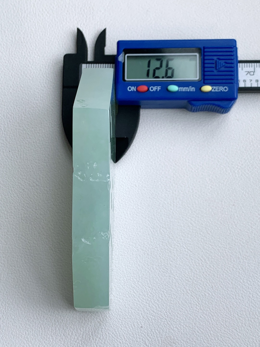 冰晴水/牌子料/片料/板料/特色料，可做牌子、人物、山水、动物、花件……等推荐参考，89.6-57.1-12.6，161.2克，材料优选，一汪清露凝冰肌，半亩晴光润玉扉，这块浅晴底冰润翡翠料子色泽匀净清浅，如同春日湖光般温润透亮，玉质细腻紧实，水头饱满莹润，胶感柔和温婉，稍加匠心巧琢，便可设计打磨为平安无事牌、简约素牌、清雅山水、自在禅心等各类雅致挂件，素净底色自带安宁沉静的气韵，寓意心境澄澈通透、一世平安顺遂、清雅无忧，上手佩戴温润低调、百搭耐看，亦护佑福运常伴、前路明朗、万事安稳称心。