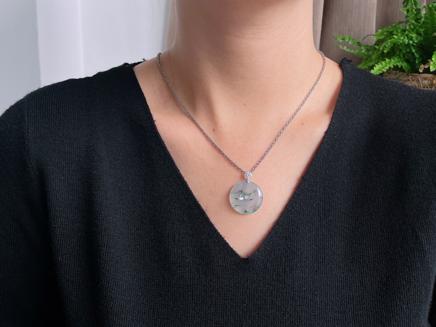 【镶嵌】冰飘花平安扣吊坠  【说明】缅甸 18k金镶嵌 无裂 性比高  【整体】30  【裸石】23.4-4.2  【重量】5.2克