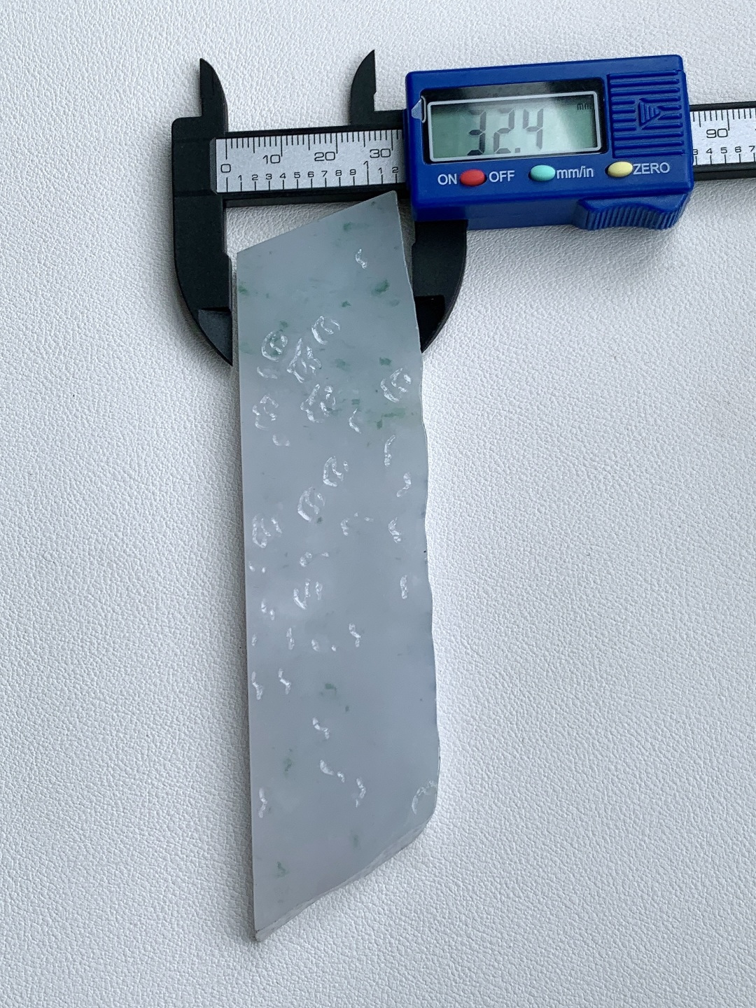 冰飘花/牌子料/片料/板料/特色料，可做牌子、人物、山水、动物、花件……等推荐参考，133-32.4-6.7，78克，材料优选，轻烟凝润铺清色，碎翠零星点玉光，这块冰润飘花翡翠片料，底色素净莹润、似月光凝脂般细腻温婉，鲜灵翠花随性散落、灵动鲜活意境悠然玉质细腻紧实、水头清亮通透，胶感柔和温润，经精工随形巧琢，可打磨为简约平安无事牌、写意山水牌、清雅禅意挂件等各类雅致佳作，清润底色寓意心境澄澈安宁、一生平顺安稳，点点翠色承载生机盎然、福气源源不绝气质干净脱俗，上手百搭雅致，长久佩戴更可护佑万事顺遂、福运常伴、前路明朗无忧。