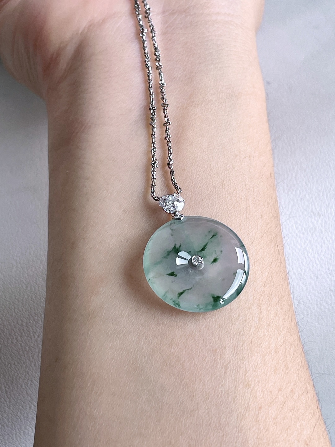 【镶嵌】冰飘花平安扣吊坠  【说明】缅甸 18k金镶嵌 无裂 性比高  【整体】30  【裸石】2