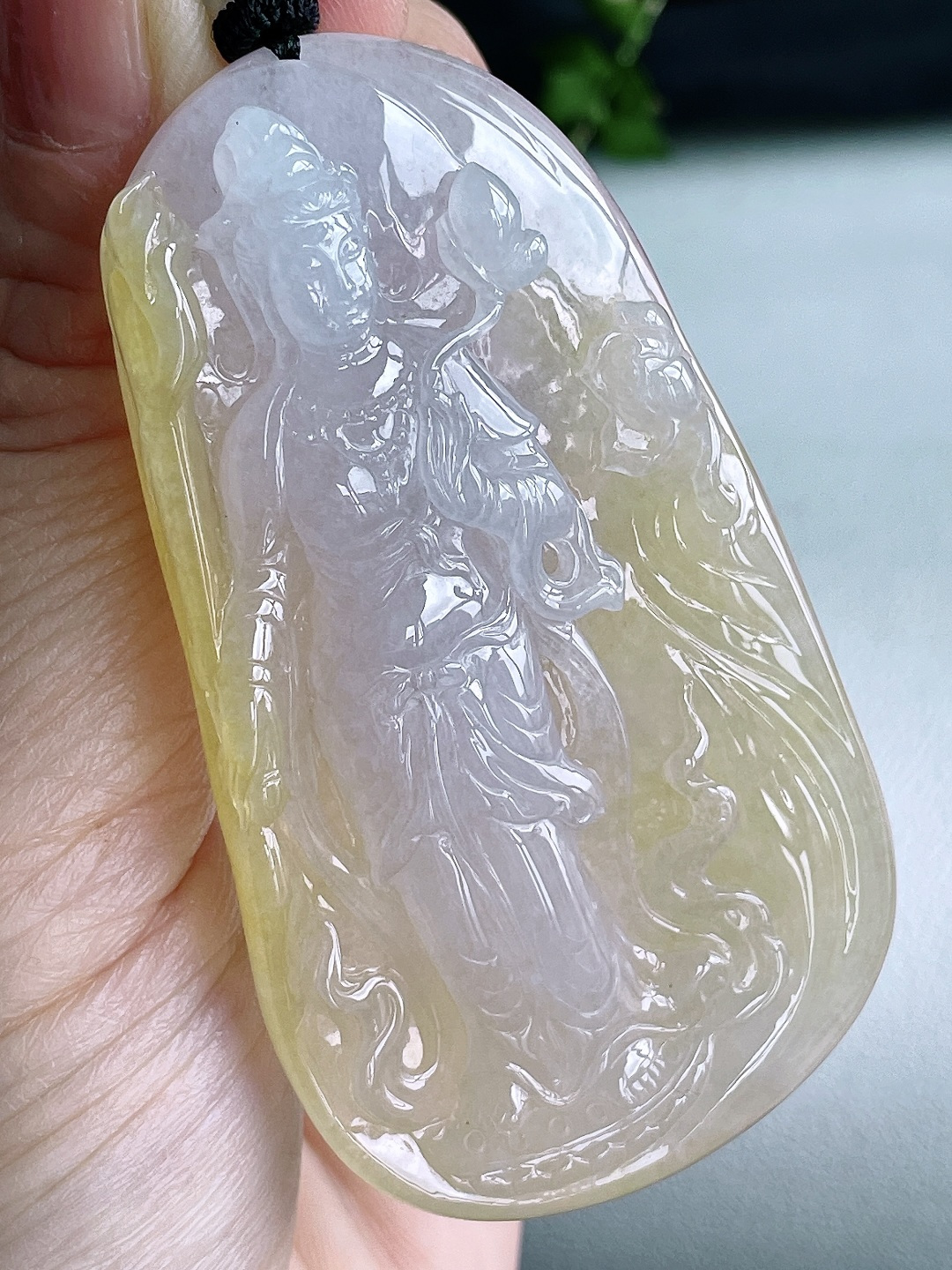 【裸石】高冰飘黄翡大势至菩萨持莲观音吊坠【说明】缅甸 无裂 性比高  【尺寸】72-41.4-11.3【重量】50克