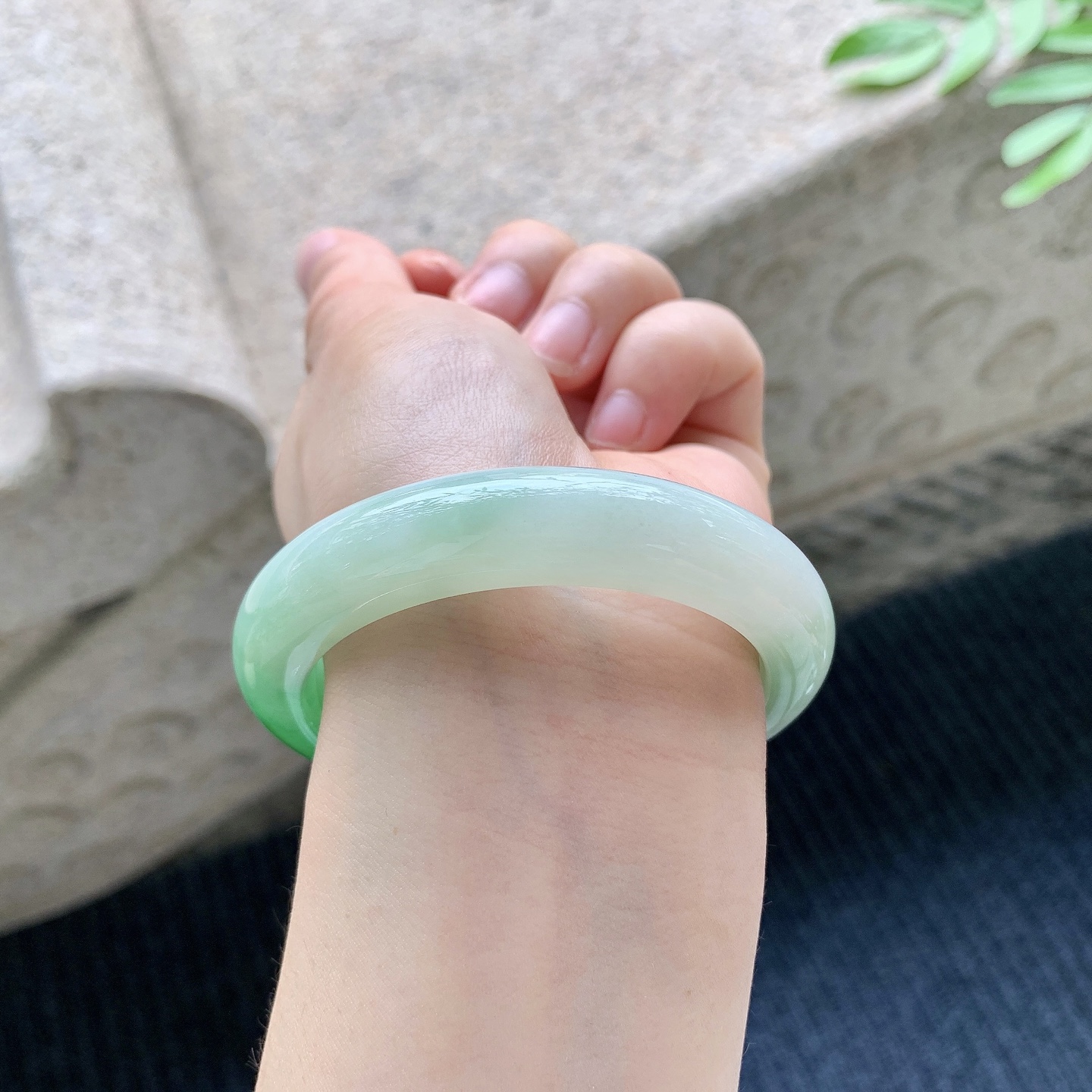 正圈52 53 圈口53.8/12/9.1 编码A1051069 细糯飘阳绿，水润，种老，细腻，打灯有絮线