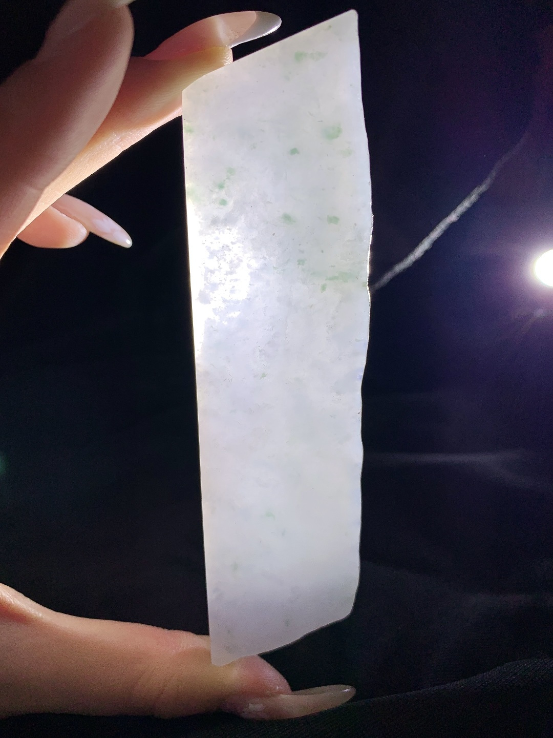 冰飘花/牌子料/片料/板料/特色料，可做牌子、人物、山水、动物、花件……等推荐参考，133-32.4-6.7，78克，材料优选，轻烟凝润铺清色，碎翠零星点玉光，这块冰润飘花翡翠片料，底色素净莹润、似月光凝脂般细腻温婉，鲜灵翠花随性散落、灵动鲜活意境悠然玉质细腻紧实、水头清亮通透，胶感柔和温润，经精工随形巧琢，可打磨为简约平安无事牌、写意山水牌、清雅禅意挂件等各类雅致佳作，清润底色寓意心境澄澈安宁、一生平顺安稳，点点翠色承载生机盎然、福气源源不绝气质干净脱俗，上手百搭雅致，长久佩戴更可护佑万事顺遂、福运常伴、前路明朗无忧。