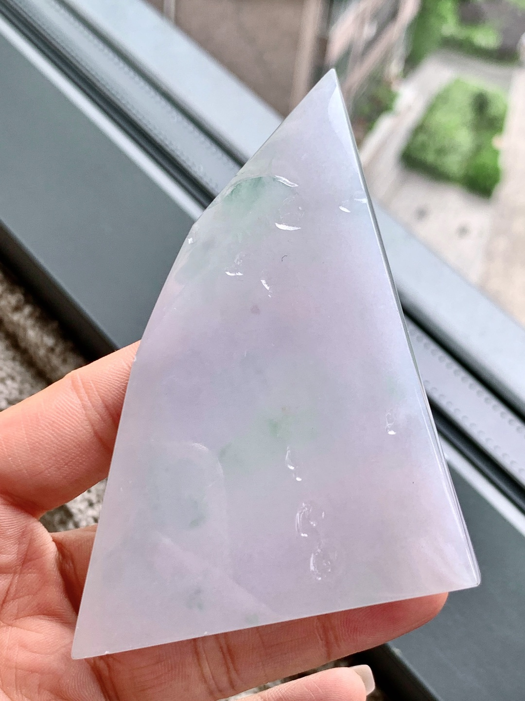 ️冰飘花/牌子料/片料/板料/特色料题材：可做牌子、人物、山水、动物、花件……等推荐参考尺寸：92.8-69.3-7.3重量：95.3克材料优选•紫雾凝烟浮翠影，冰魂透骨蕴春光。•此料为冰飘花春带彩片料，紫韵交融春绿，冰润通透如晨雾凝霜，取“紫气东来，春和景明”之意境。大料整取，形制规整，留白充足，既宜简约素牌彰显清雅，亦可雕琢山水人物绘就诗意，适配多元创作，是藏家与匠心创作的优质之选。