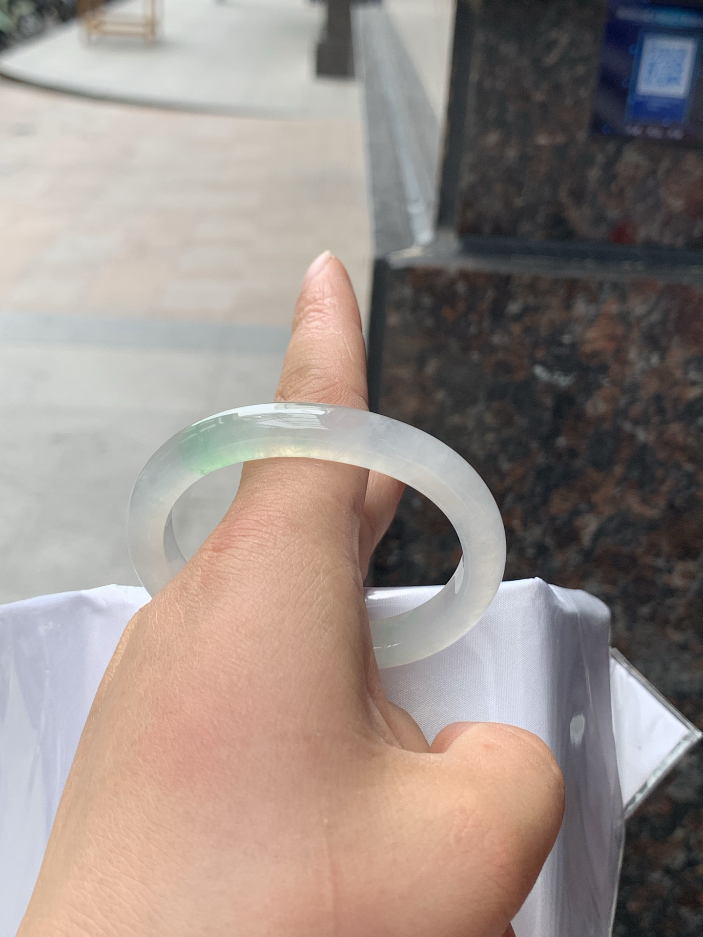 冰飘绿贵妃51.3-43-8.8-7.60422-H732打灯棉线+纹裂，不扣，底妆冰润，一丝阳绿花点缀，简约却充满灵气，清新如芽，宛若自然的画卷凝结于腕间，静中带动，韵味悠长。