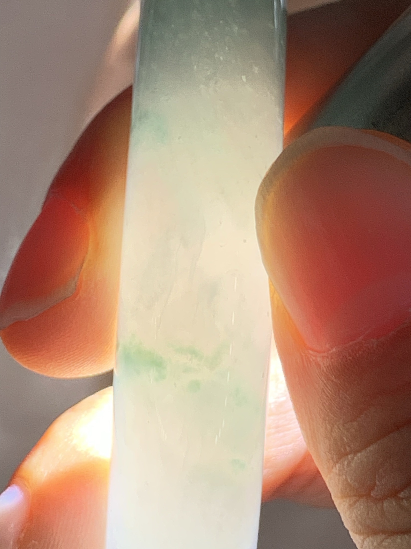 冰飘花正圈58-11.9-9.50422-N489打灯细纹，底妆冰透细腻，冰底中开出了朵朵兰花，飘花灵动飘逸，勾勒出一幅唯美诗意的山水意境画，古典优雅又秀气。