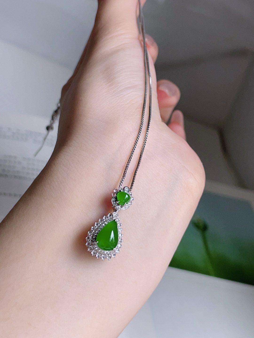 ️ 冰种阳绿水滴，色泽鲜艳 种老水润 18k金镶嵌 24.2/11.8/10，裸石9.9/7