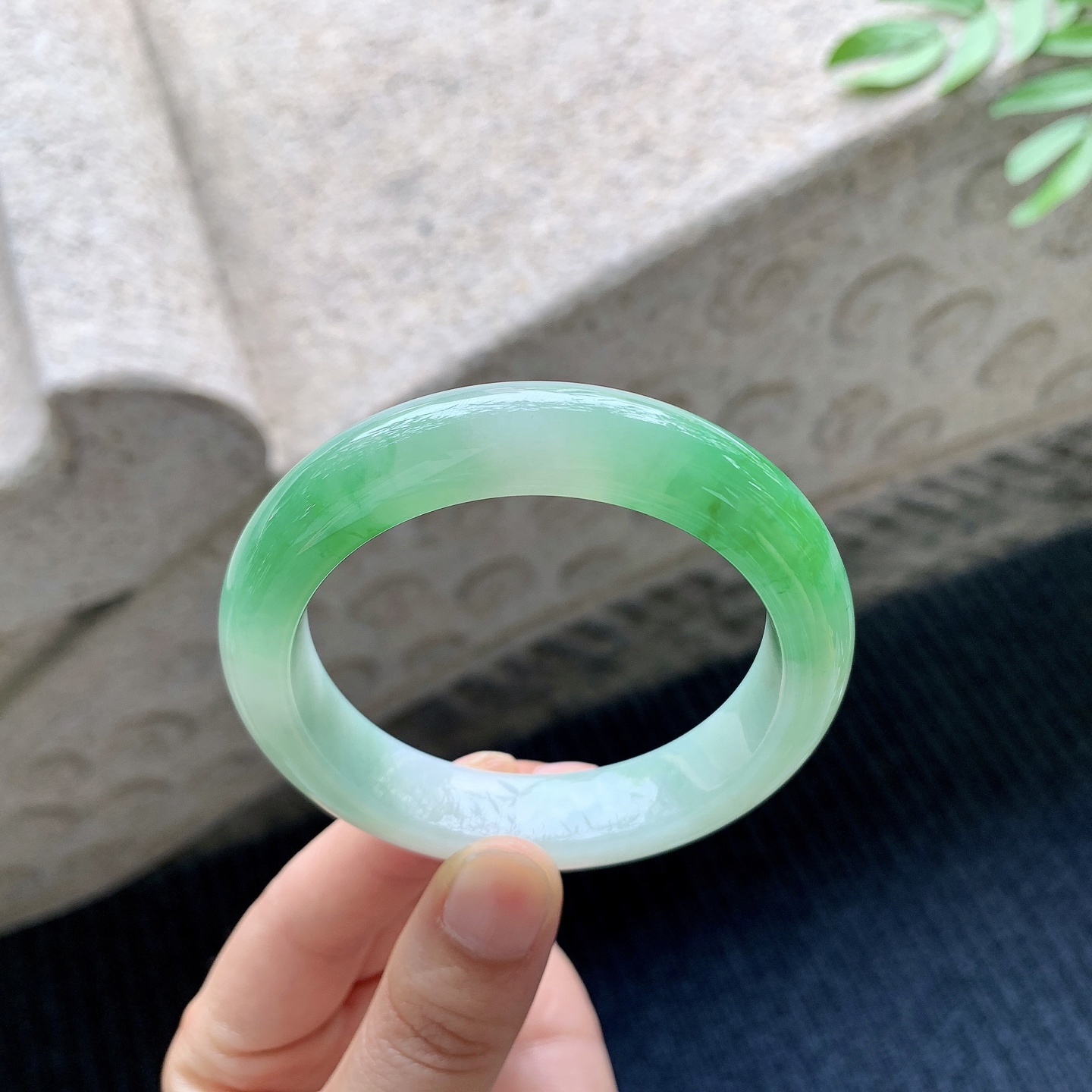 正圈52 53 圈口53.8/12/9.1 编码A1051069 细糯飘阳绿，水润，种老，细腻，打灯有絮线