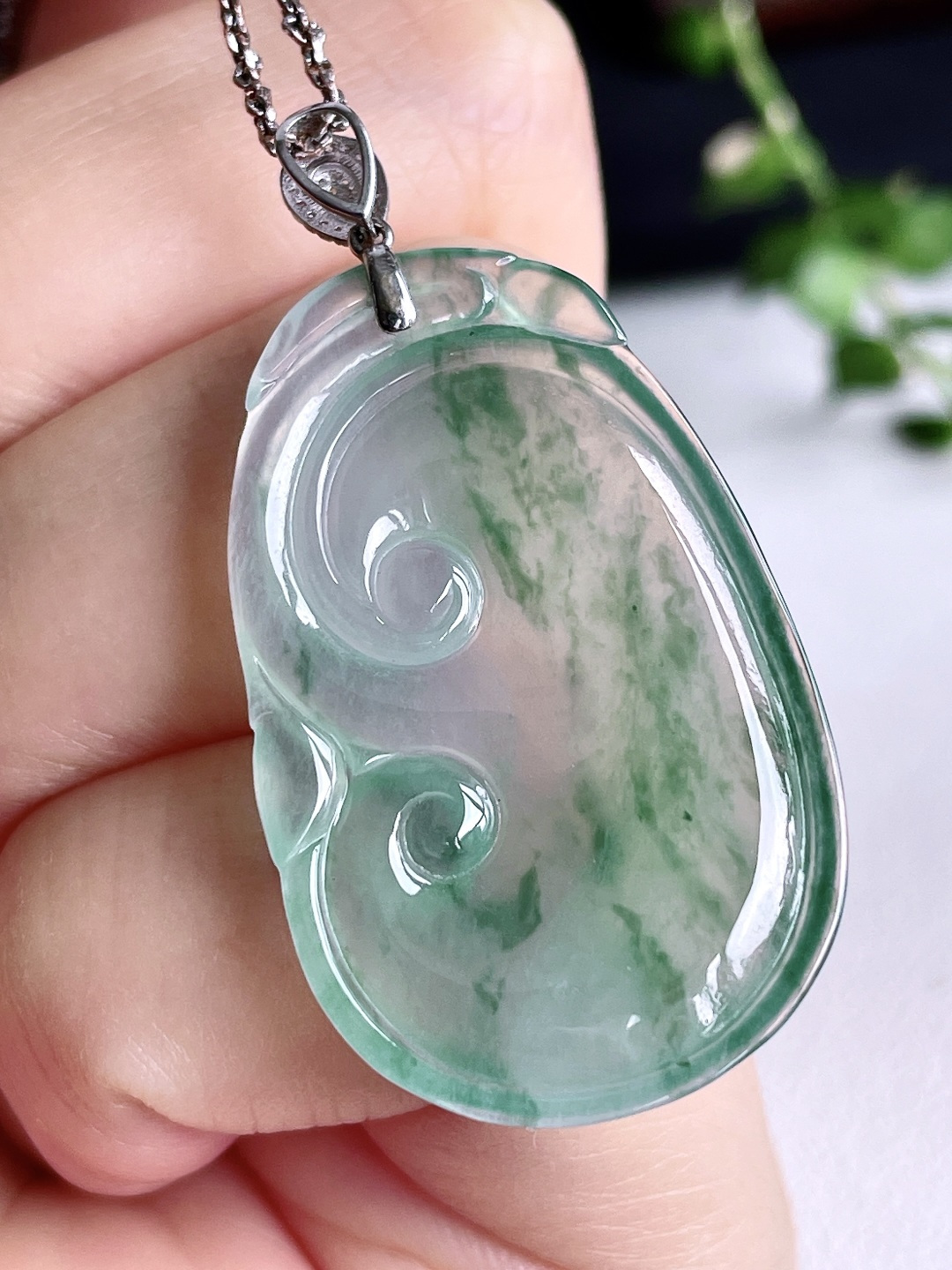 【镶嵌】如意吊坠，【说明】缅甸 18k金镶嵌 无裂 性比高，【整体】42，【裸石】35-22.2-4，【重量】6.3克