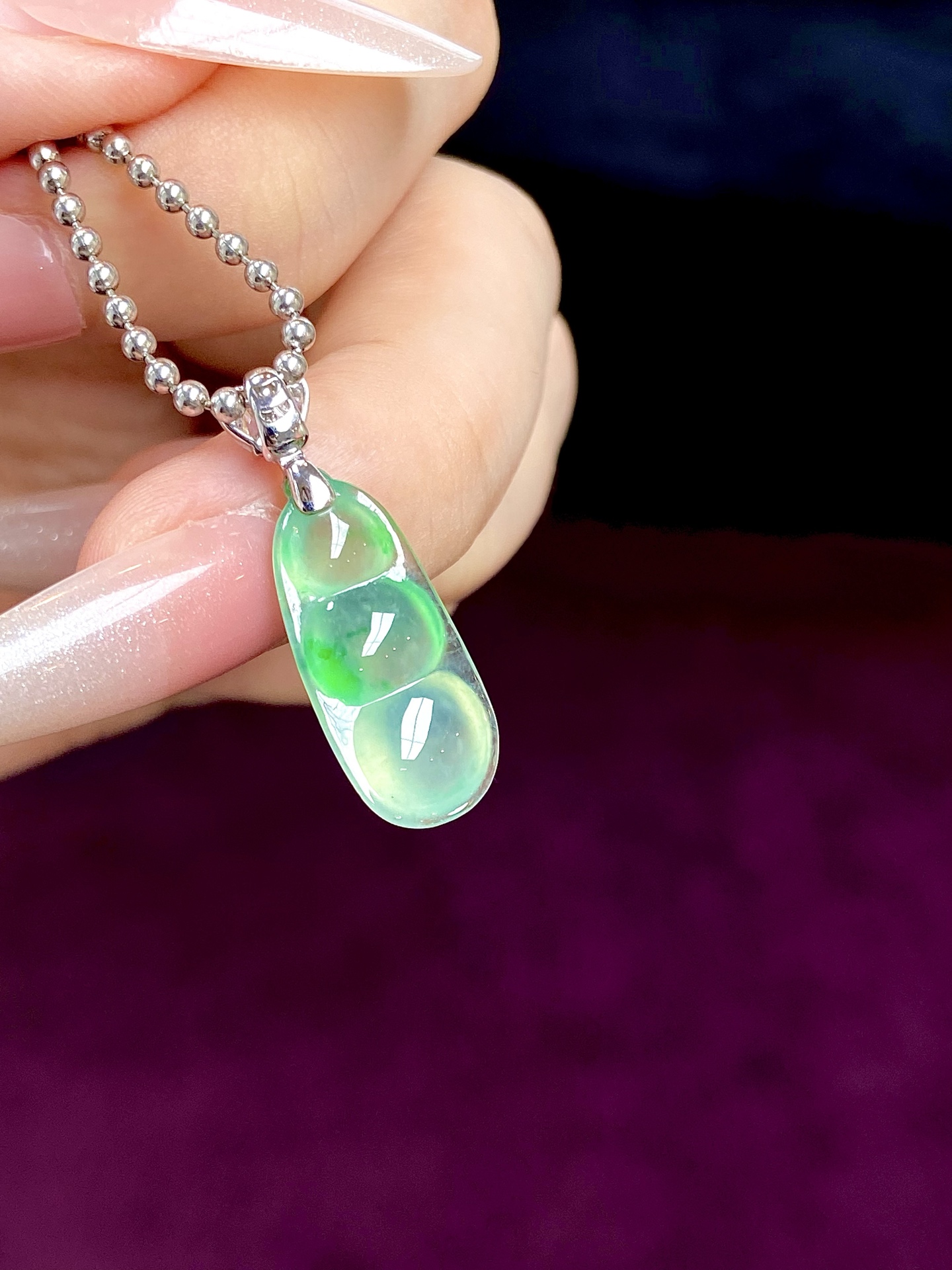 ️高冰种飘绿福豆吊坠，水灵灵的，飘着丝丝仙绿，一眼万年的心动，越简单越：27.8，裸石：20.7-9.6-4.6mm，无裂。