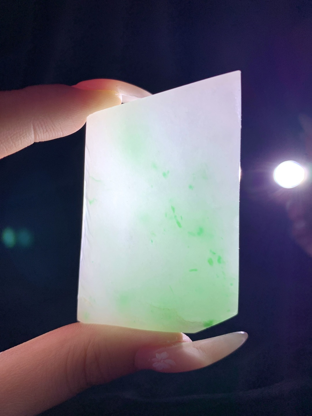 飘绿花/冰飘花/牌子料/片料/板料/特色料，可做牌子、人物、山水、动物、花件……等推荐参考，67.7-49.6-10.8，87.3克，材料优选，白底凝霜藏清润，翠点浮星蕴生机，这件白底青翡翠片料，底色莹白胜霜、细腻致密，如素绢般洁净温润，一抹抹阳绿灵动点缀、似星雨散落其间，色根鲜明、鲜阳灵动水头充足、胶感满满，经精工随形俏色雕琢，可打造为平安无事素牌、清雅山水牌、灵动瑞兽挂件等雅致佳作，白底寓意清净安宁、护主、顺遂无忧，翠点象征生机常伴、财运亨通、福禄常驻自带清新明快的氛围感，上手佩戴清爽百搭，既显温润雅致的气质，更承载着岁岁安康、前程明朗、福运绵延的美好祈愿。