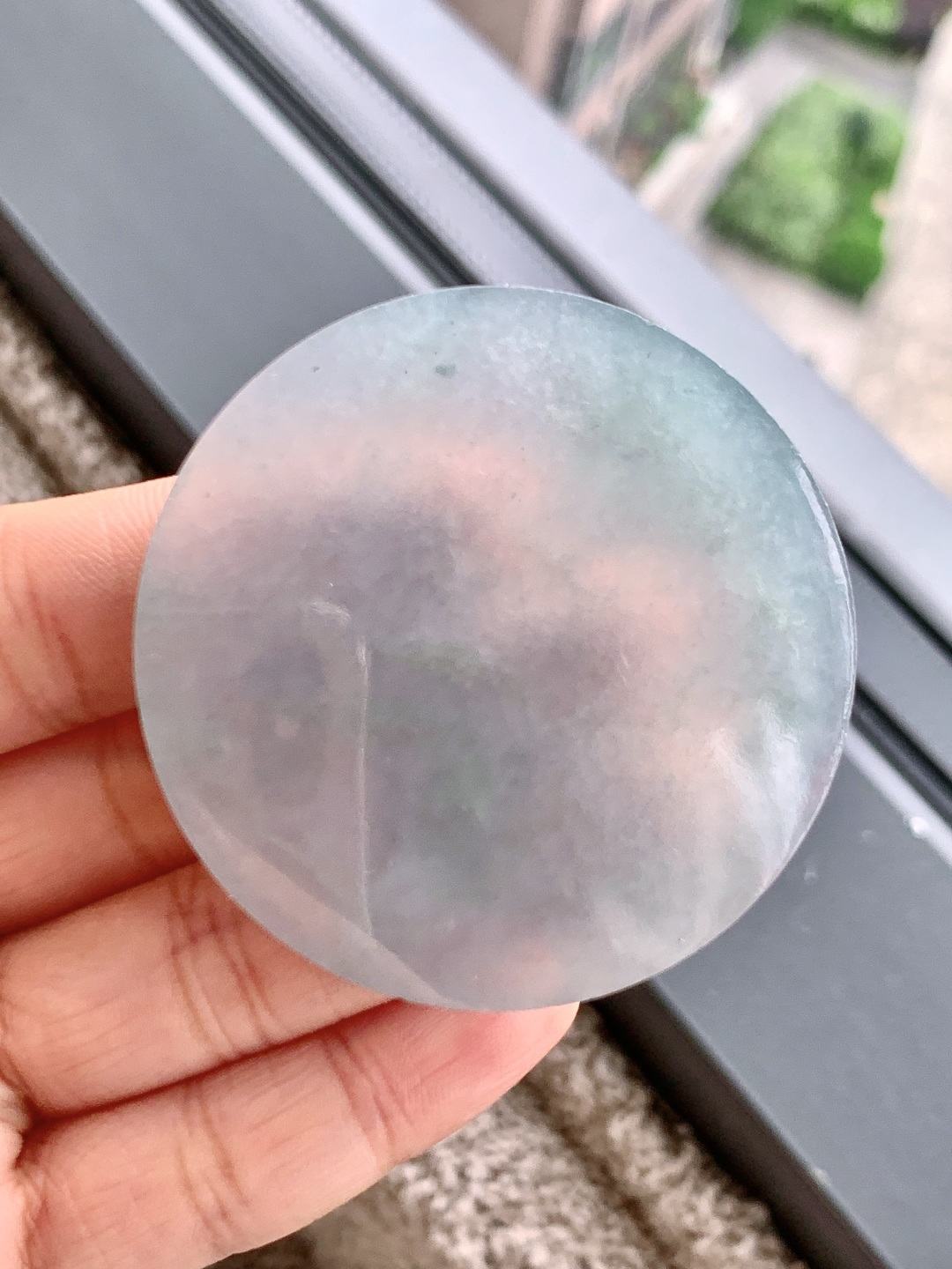 ️冰飘花/牌子料/片料/镯心料/特色料可做牌子、人物、山水、动物、花件……等推荐参考54.3-6.652.6克材料优选冰底浮花凝紫气，圆融方寸蕴清光。如月下澄潭，冰底漾开几缕紫韵与翠影，似雾散烟轻，晕染出朦胧的春日光景。圆融的镯心，像一枚凝固的清辉，莹润通透间，藏着自然的灵秀与禅意的安宁，观之如沐春风，心自澄明。