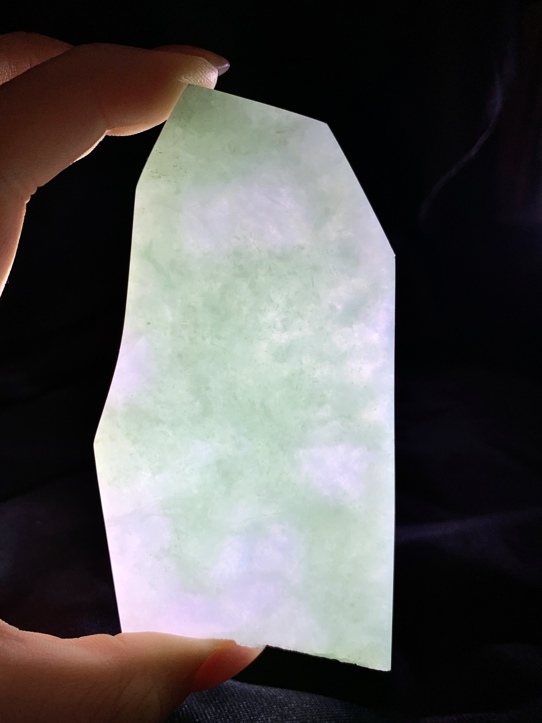 ️冰飘花/牌子料/片料/板料/特色料题材可做牌子、人物、山水、动物、花件……等推荐参考99.4-52.8-7.2107.8克材料优选厚装片料藏千意，一琢一成皆入禅。此料为冰春彩飘花大料胚，紫韵温婉，绿意灵动，冰质澄澈如月下流泉。厚装大料形制舒展，留白丰沛，既宜雕琢大件山水、人物摆件，呈恢弘意境；亦可拆分制牌，藏方寸雅趣。是集颜值与潜力于一身的匠心之选，承载“春满乾坤，紫气东来”的美好期许。