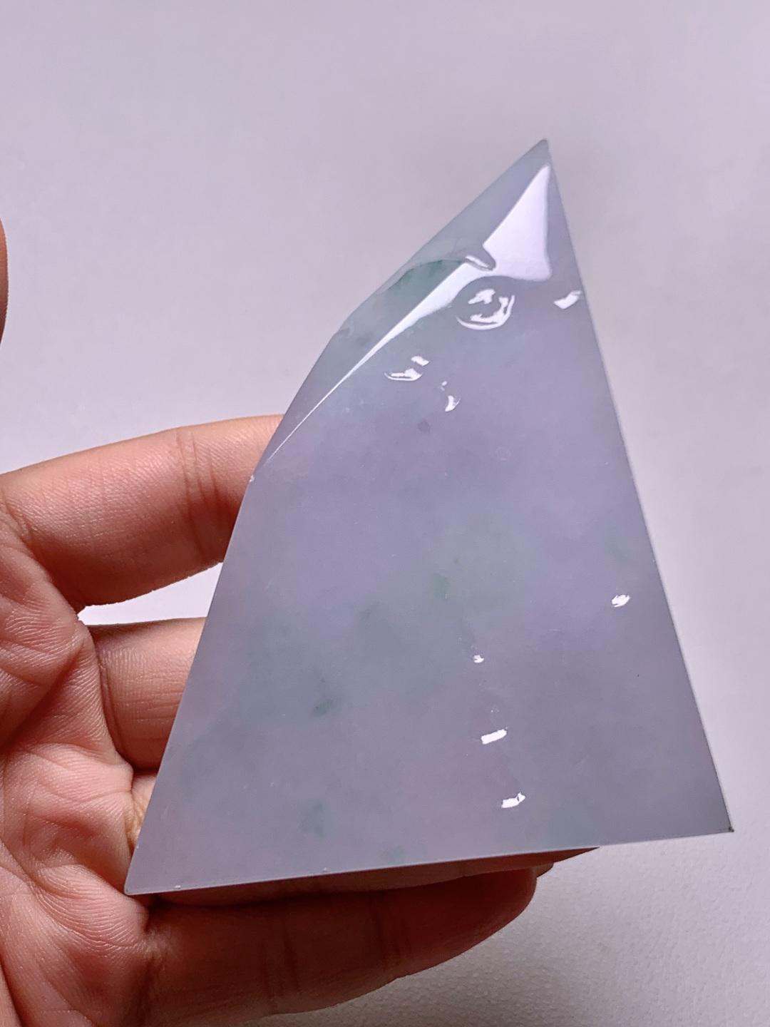 ️冰飘花/牌子料/片料/板料/特色料题材：可做牌子、人物、山水、动物、花件……等推荐参考尺寸：92.8-69.3-7.3重量：95.3克材料优选•紫雾凝烟浮翠影，冰魂透骨蕴春光。•此料为冰飘花春带彩片料，紫韵交融春绿，冰润通透如晨雾凝霜，取“紫气东来，春和景明”之意境。大料整取，形制规整，留白充足，既宜简约素牌彰显清雅，亦可雕琢山水人物绘就诗意，适配多元创作，是藏家与匠心创作的优质之选。