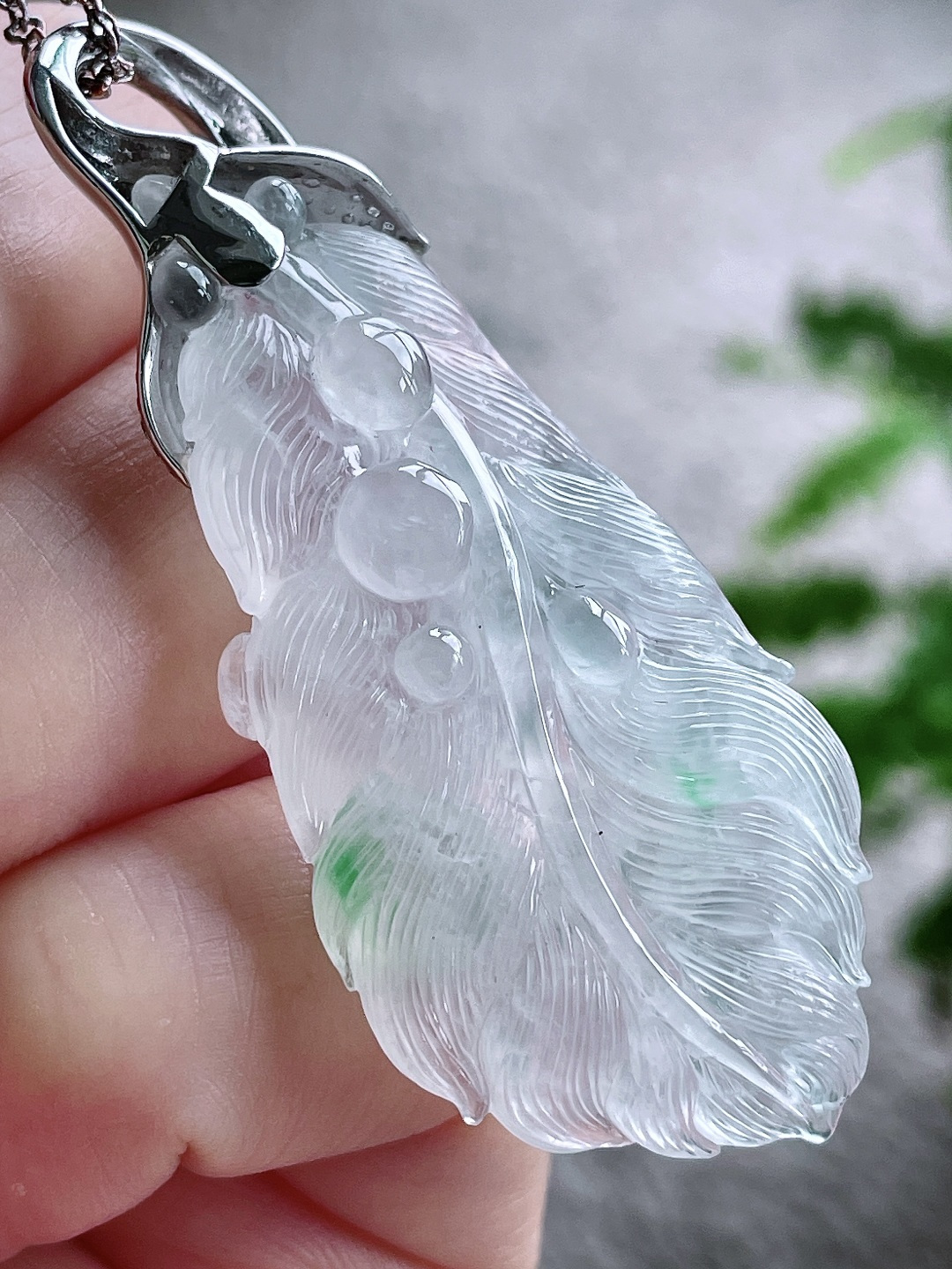 【镶嵌】冰飘花叶子大树叶吊坠  【说明】缅甸 18k金镶嵌 无裂 性比高  【整体】56.8  【裸石】46.3-23.2-10  【重量】16.3克