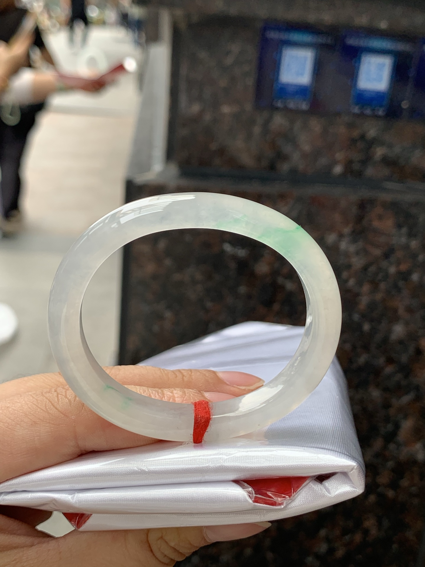 冰飘绿贵妃51.3-43-8.8-7.60422-H732打灯棉线+纹裂，不扣，底妆冰润，一丝阳绿花点缀，简约却充满灵气，清新如芽，宛若自然的画卷凝结于腕间，静中带动，韵味悠长。