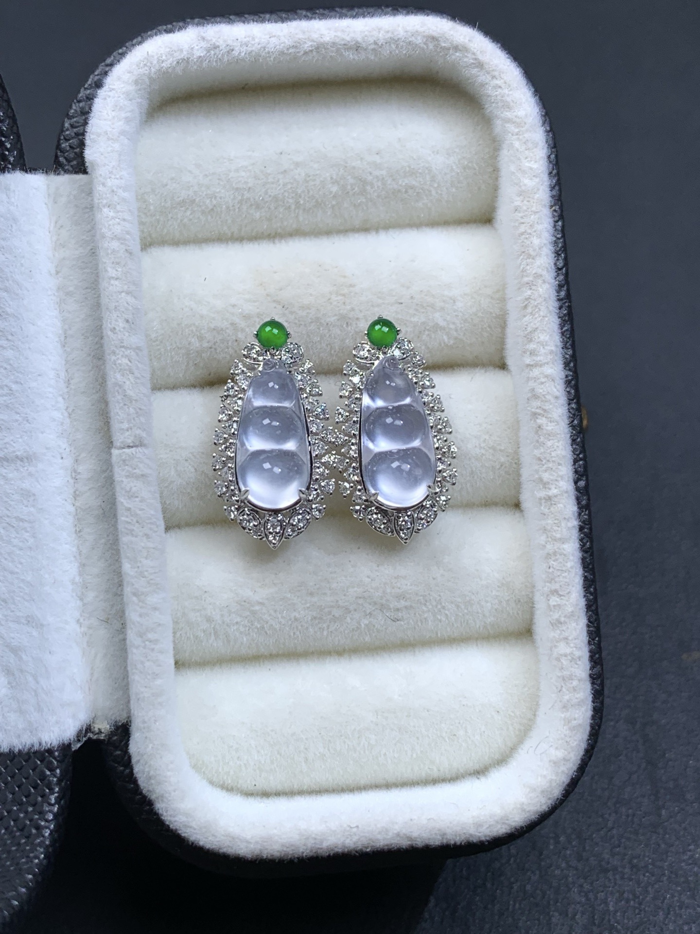 ️18k金镶嵌炸光福豆耳钉整体16.9-9-7裸石10.8-5.2-4.5