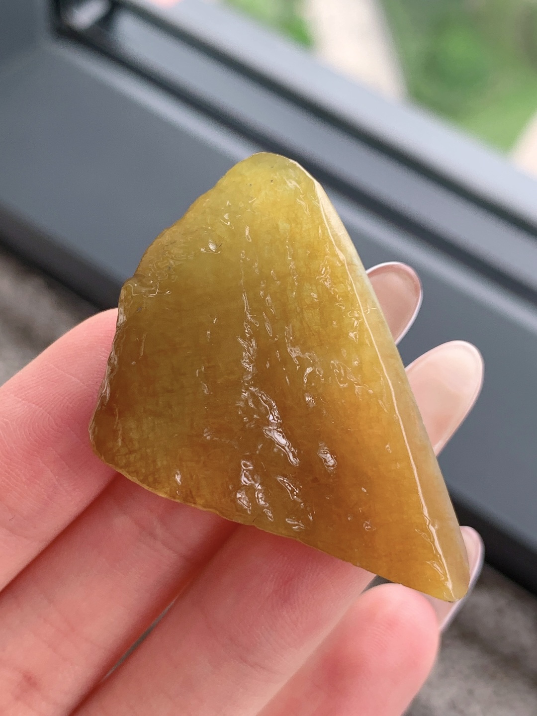 冰黄翡/随形料/立体料/特色料，可做随形件、人物、山水、动物、花件……等推荐参考，50-35.6-16，25.1克，蜜色凝金浮暖韵，玉肌蕴润自流光，这块满黄翡翡翠原石毛料，通体凝裹醇厚温润的蜜糖暖黄，玉质细腻油润、水头莹润亮泽，原生石面肌理饱满、胶感十足，稍加匠心俏色巧雕，便可随形打磨为貔貅、金蟾、福瓜、无事牌等各类招财雅致挂件，浓正黄翡自带金玉满堂、黄金满盈的贵气寓意，主招财纳宝、聚守财运、福禄绵延气韵温润厚重、贵而不骄，上手佩戴尽显沉稳气场，更护佑财源滚滚、运势兴旺、岁岁富足无忧。