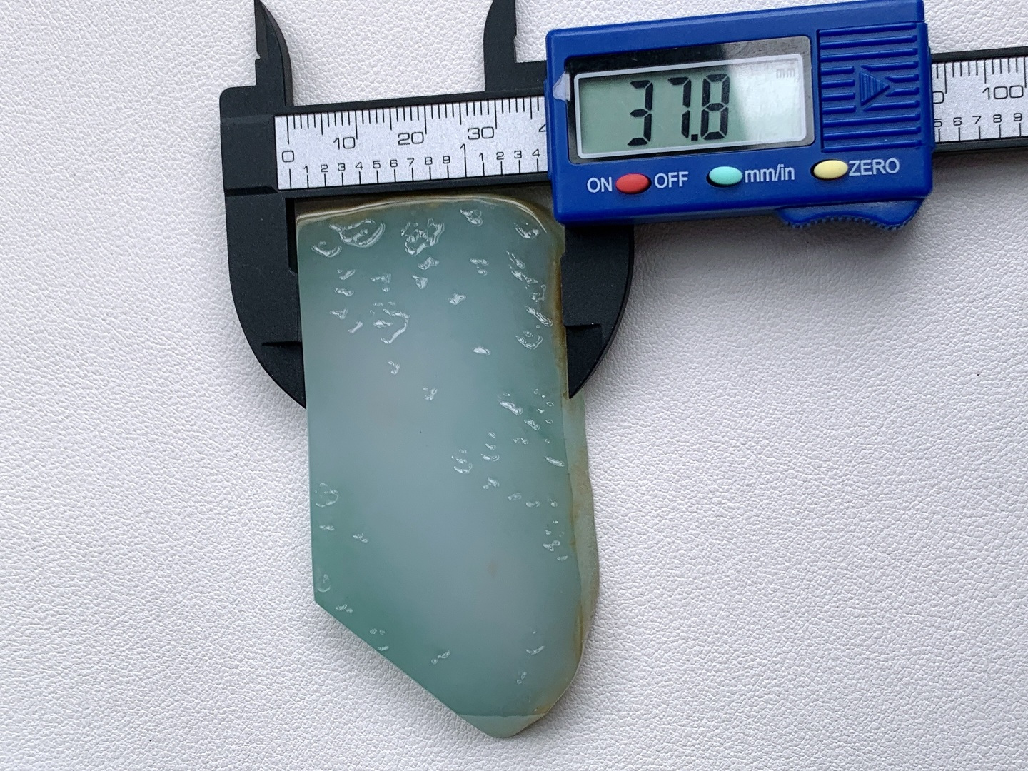 【材料】🫧冰种/牌子料/片料/板料/特色料【题材】可做牌子、人物、山水、动物、花件……等推荐参考【尺寸】78.2-37.8-7.3【重量】63.1克材料优选浅烟凝玉铺清润，柔色含光蕴静灵这块冰润浅春底带黄翡翡翠片料质地细腻冰透，水头清亮莹润，似薄雾漫裹的柔润月光，边角暖黄俏色自然晕染，零星翠色轻缀其间，玉面肌理温润细腻、胶感十足，经精工俏雕后，可化作山水意境牌、禅意悟道、平安无事素牌等雅致佳作，浅柔底色象征心境安然、顺遂宁和，俏色黄翡寓意招财纳福、贵气相随自带清逸悠远的静谧氛围感，佩戴可衬温润雅致气质，更护佑一生安稳无忧、福运绵长、前程清宁坦荡。