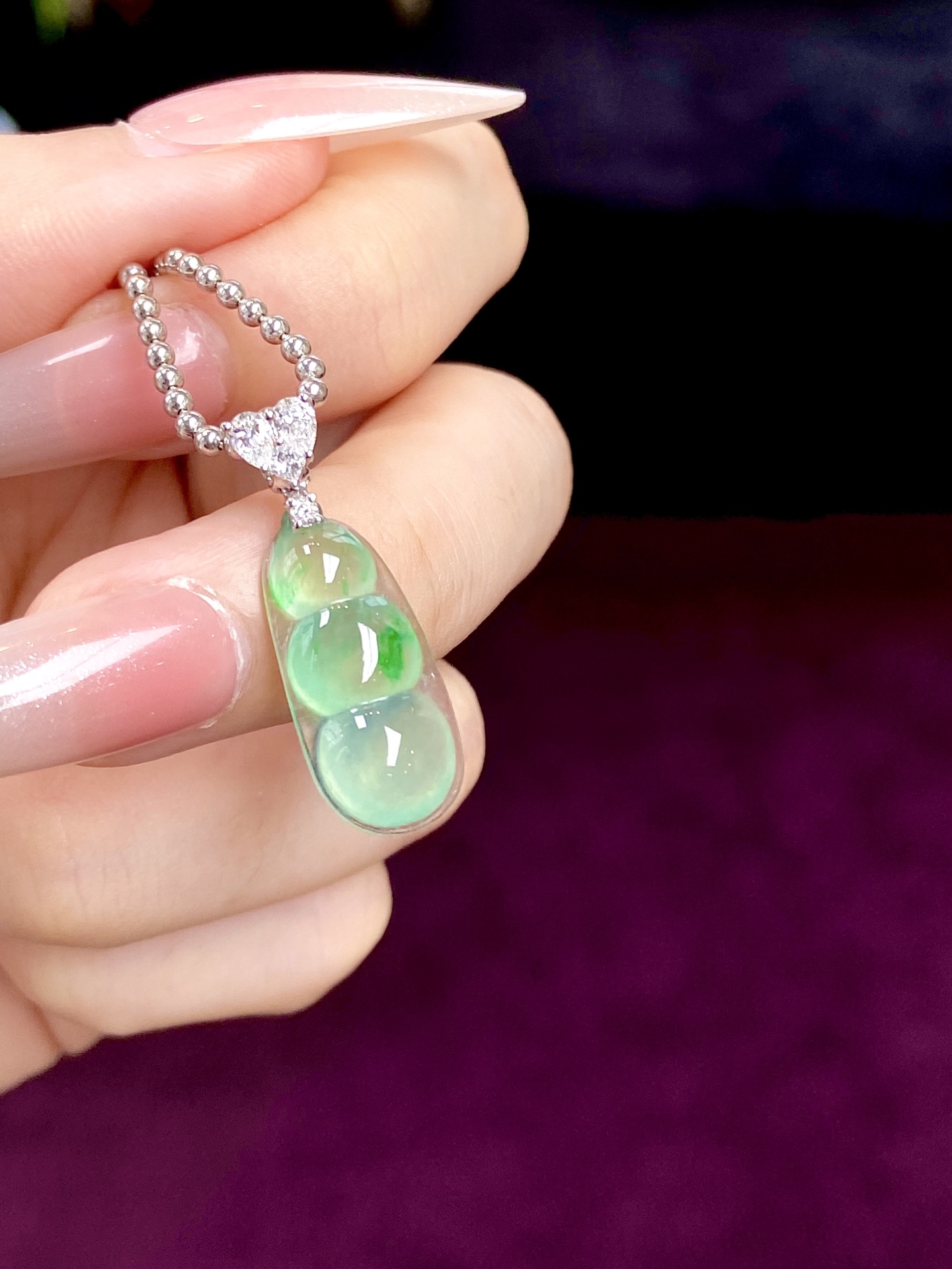 ️高冰种飘绿福豆吊坠，水灵灵的，飘着丝丝仙绿，一眼万年的心动，越简单越：27.8，裸石：20.7-9.6-4.6mm，无裂。