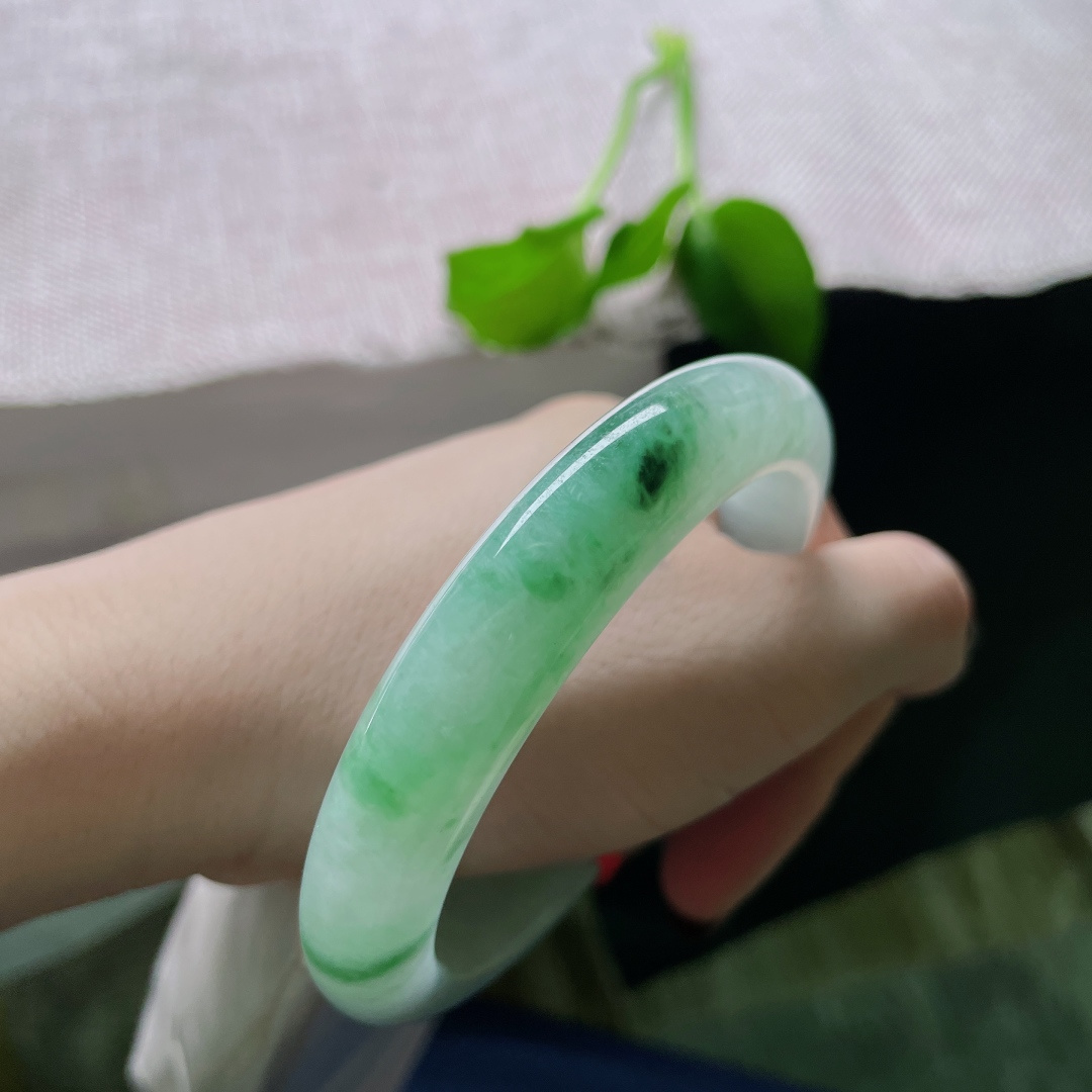 60.3/12/8.7，飘花正圈，大圈口，一镯润色，几缕花影游，皮纹，ss50693a