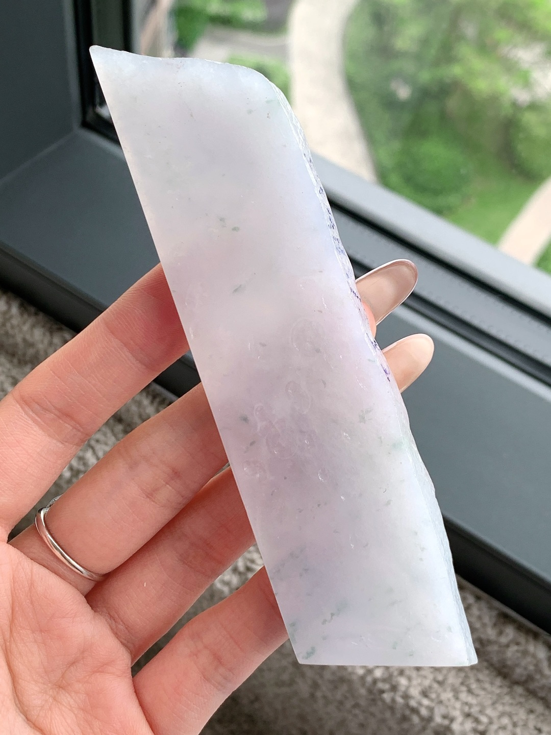 冰飘花/牌子料/片料/板料/特色料，可做牌子、人物、山水、动物、花件……等推荐参考，133-32.4-6.7，78克，材料优选，轻烟凝润铺清色，碎翠零星点玉光，这块冰润飘花翡翠片料，底色素净莹润、似月光凝脂般细腻温婉，鲜灵翠花随性散落、灵动鲜活意境悠然玉质细腻紧实、水头清亮通透，胶感柔和温润，经精工随形巧琢，可打磨为简约平安无事牌、写意山水牌、清雅禅意挂件等各类雅致佳作，清润底色寓意心境澄澈安宁、一生平顺安稳，点点翠色承载生机盎然、福气源源不绝气质干净脱俗，上手百搭雅致，长久佩戴更可护佑万事顺遂、福运常伴、前路明朗无忧。