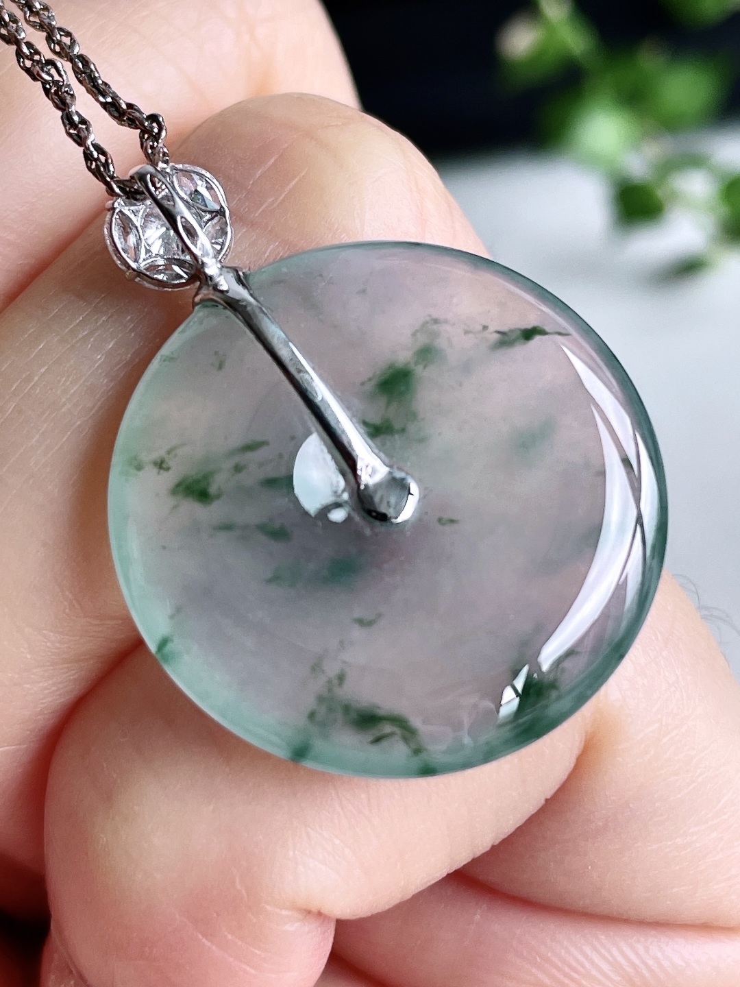 【镶嵌】冰飘花平安扣吊坠  【说明】缅甸 18k金镶嵌 无裂 性比高  【整体】30  【裸石】23.4-4.2  【重量】5.2克