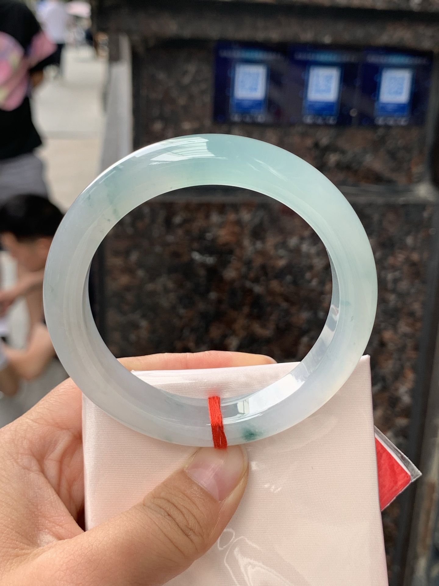 冰飘花正圈58-11.9-9.50422-N489打灯细纹，底妆冰透细腻，冰底中开出了朵朵兰花，飘花灵动飘逸，勾勒出一幅唯美诗意的山水意境画，古典优雅又秀气。