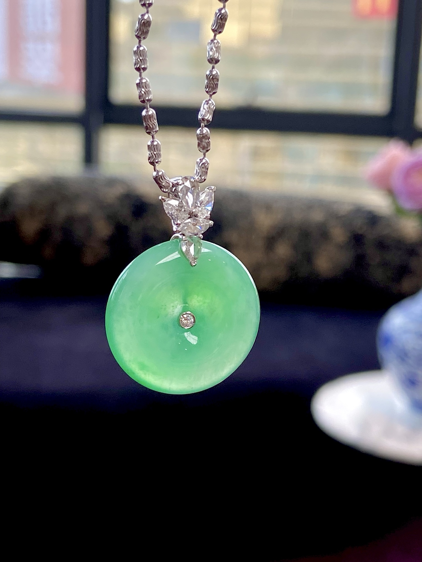 ️冰种阳绿平安扣吊坠，翠色鲜活灵动，水润通透，护佑平安显贵，非常耐看：31.8，裸石：22.6-4.9mm，无裂。