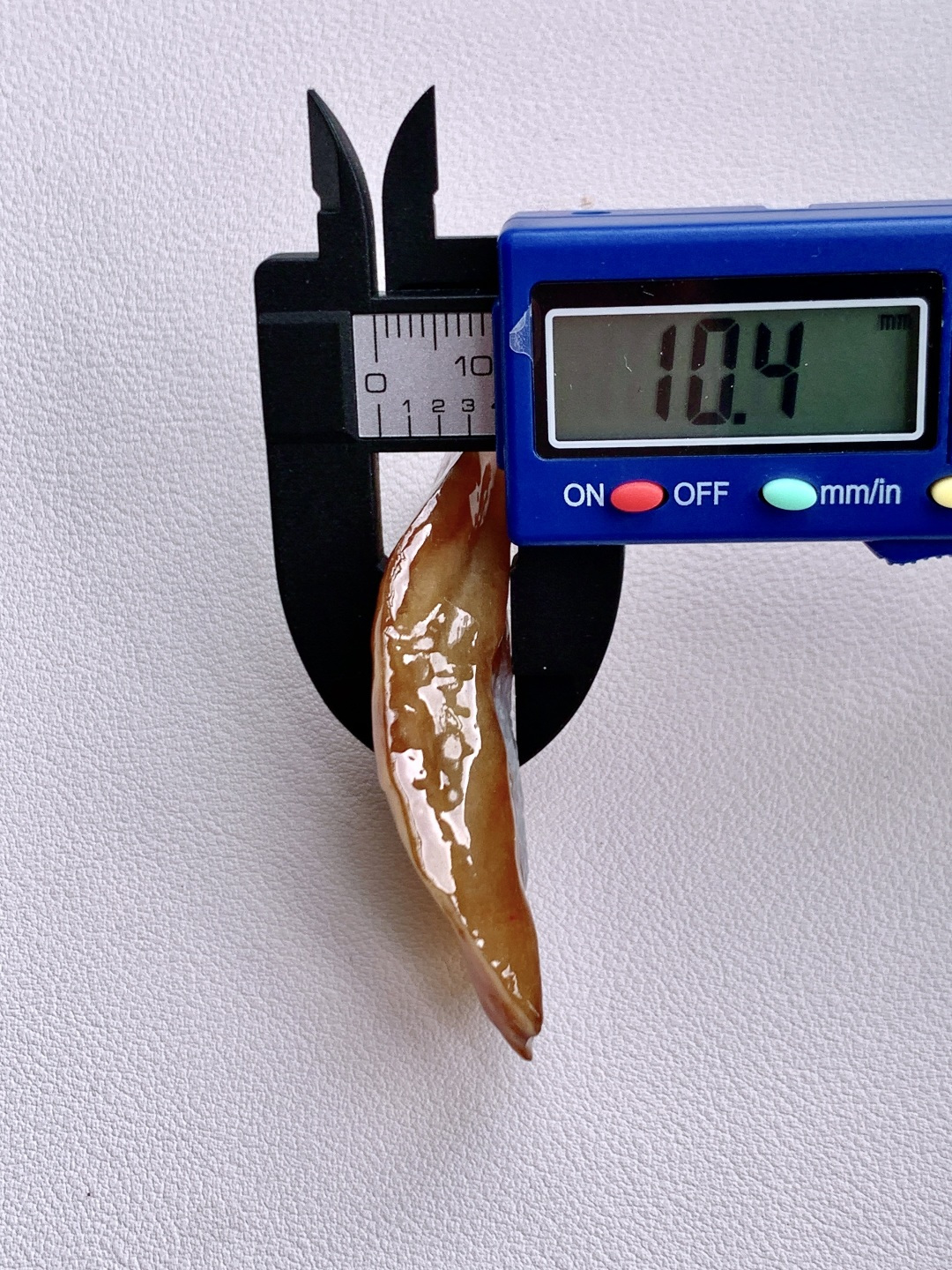 ️冰黄翡/牌子料/片料/板料/特色料题材】可做牌子、人物、山水、动物、花件……等推荐参考【尺寸】65-31.8-10.4【重量】31.3克材料优选•熔金凝玉映初心，暖韵流光自入魂。•如落日熔金凝于玉上，暖调的黄翡似被秋阳浸透，带着蜜蜡般的柔光，又有冰底的清透藏于其中。天然随形的轮廓里，裹着岁月沉淀的温润，观之如沐暖阳，心也跟着变得柔软安稳。