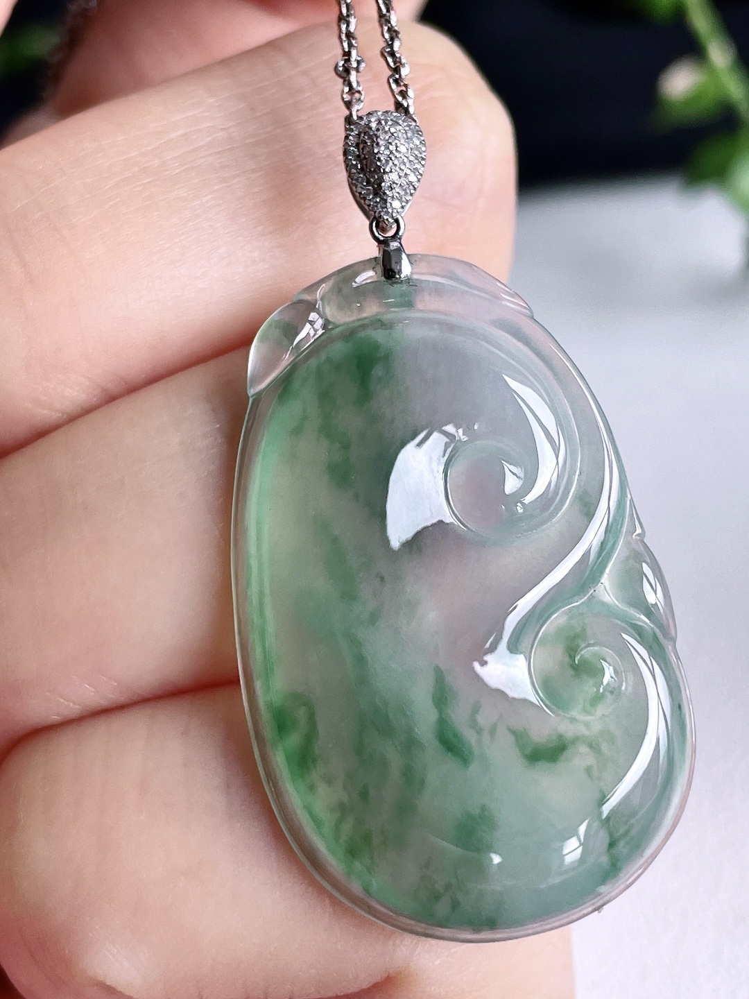 【镶嵌】如意吊坠，【说明】缅甸 18k金镶嵌 无裂 性比高，【整体】42，【裸石】35-22.2-4，【重量】6.3克