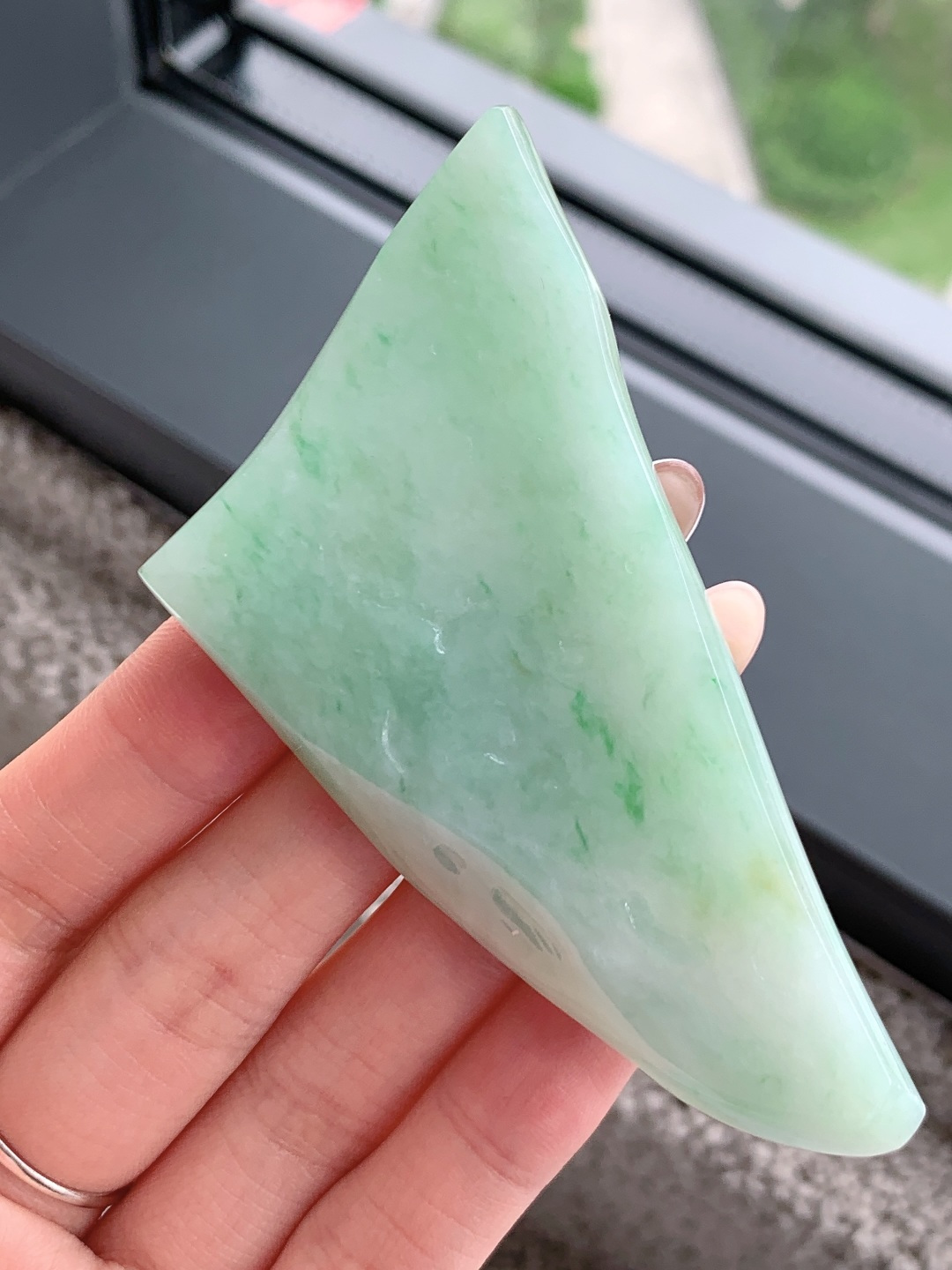 飘绿花/牌子料/片料/板料/特色料，可做牌子、人物、山水、动物、花件……等推荐参考，77.3-55-6.8，49克，烟青漫染春山色，柔翠轻铺玉骨温，这块冰润飘绿翡翠随形片料，底色清润通透、如春水漾漾般柔和匀净，鲜灵翠色如烟云晕染、丝丝缕缕灵动铺散，玉质细腻油润、水头莹亮饱满，肌理温润细腻，稍加匠心俏色巧雕，便可随形打磨为山水意境牌、自在禅佛、清雅花鸟等别致挂件，漫染翠意寓意生机盎然、前程舒展顺遂，温润玉底象征心境安然、福气绵长绵延自带清逸悠然的温婉气韵，佩戴之间衬得气质清雅脱俗，亦护佑一生安稳无忧、福禄常伴、万事称心明朗。