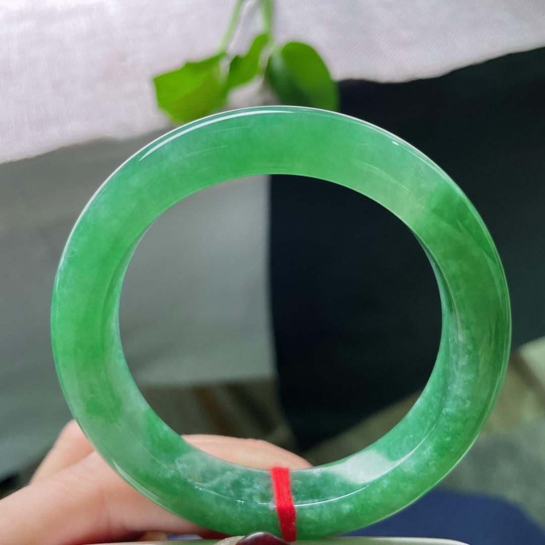 55.2/11.7/9.3绿底正圈，或深邃如湖，或清透如溪，每一眼，都是不同的风景。有纹，ss51699a