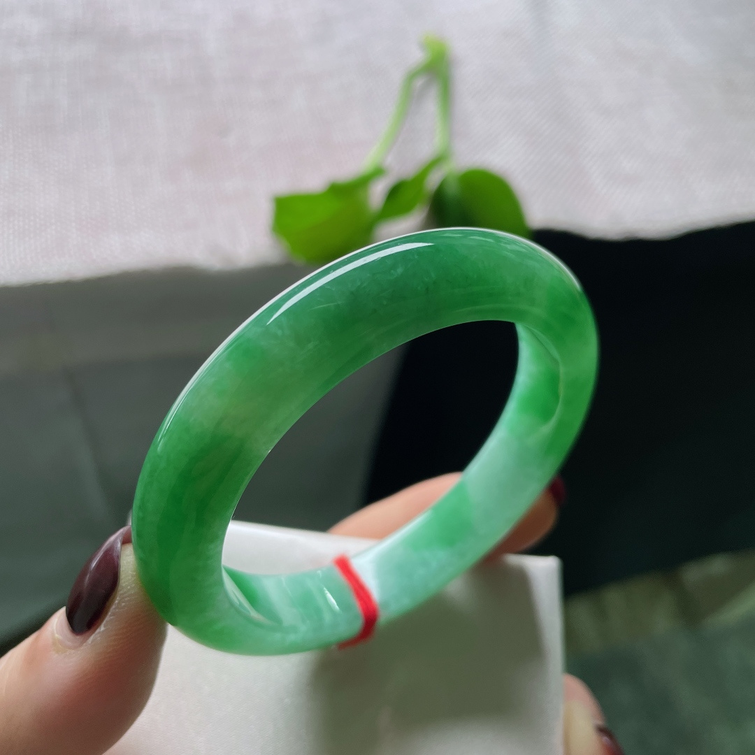 52.6/11.2/8.5，满绿正圈，青翠欲滴，是雨后初霁的远山，绿意绵延，皮纹，无裂，ss51703a