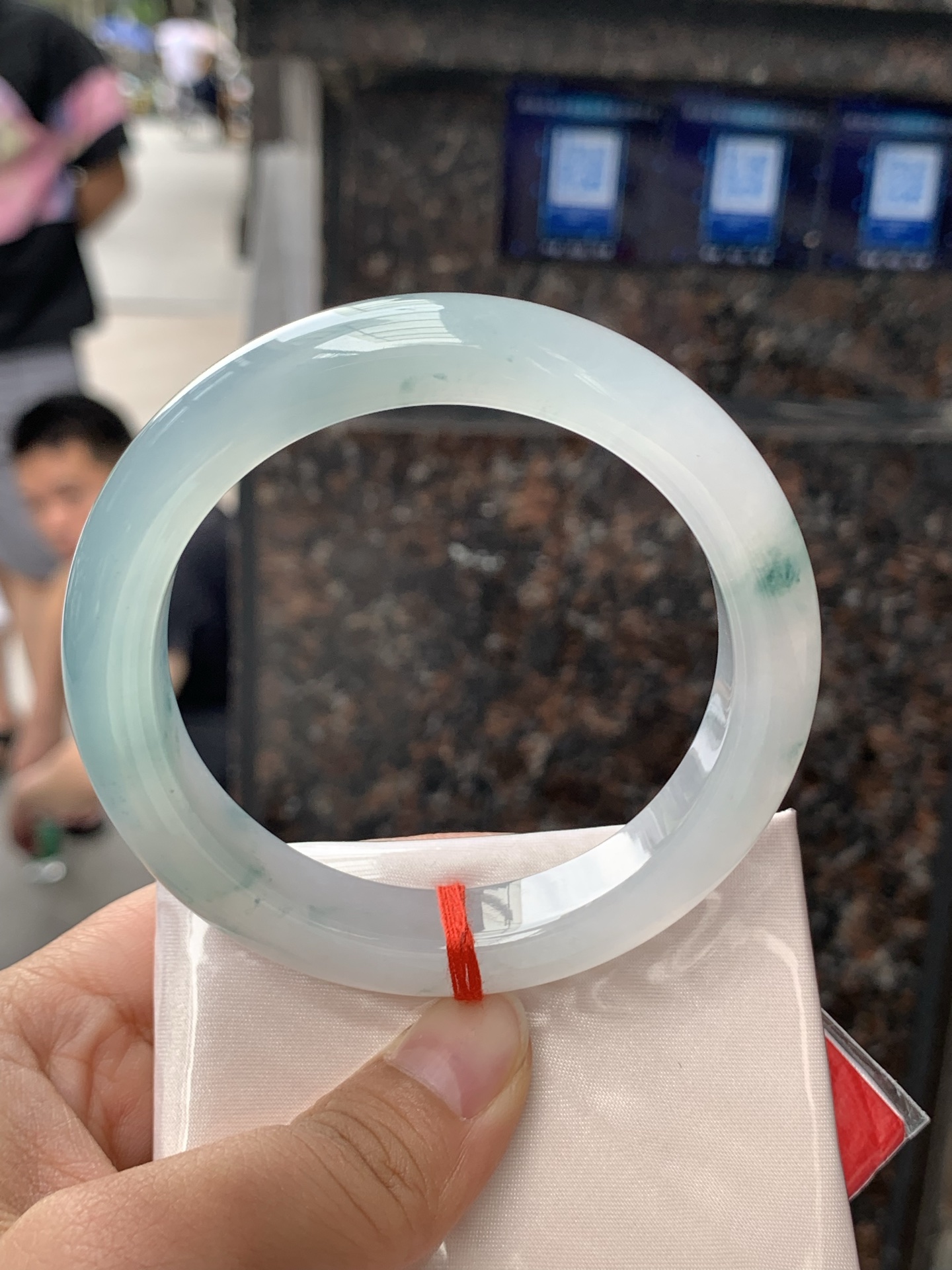 冰飘花正圈58-11.9-9.50422-N489打灯细纹，底妆冰透细腻，冰底中开出了朵朵兰花，飘花灵动飘逸，勾勒出一幅唯美诗意的山水意境画，古典优雅又秀气。