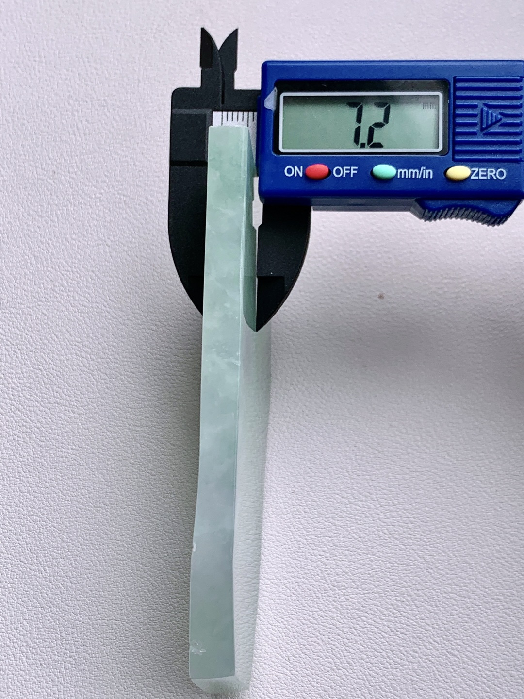 ️冰飘花/牌子料/片料/板料/特色料题材可做牌子、人物、山水、动物、花件……等推荐参考99.4-52.8-7.2107.8克材料优选厚装片料藏千意，一琢一成皆入禅。此料为冰春彩飘花大料胚，紫韵温婉，绿意灵动，冰质澄澈如月下流泉。厚装大料形制舒展，留白丰沛，既宜雕琢大件山水、人物摆件，呈恢弘意境；亦可拆分制牌，藏方寸雅趣。是集颜值与潜力于一身的匠心之选，承载“春满乾坤，紫气东来”的美好期许。