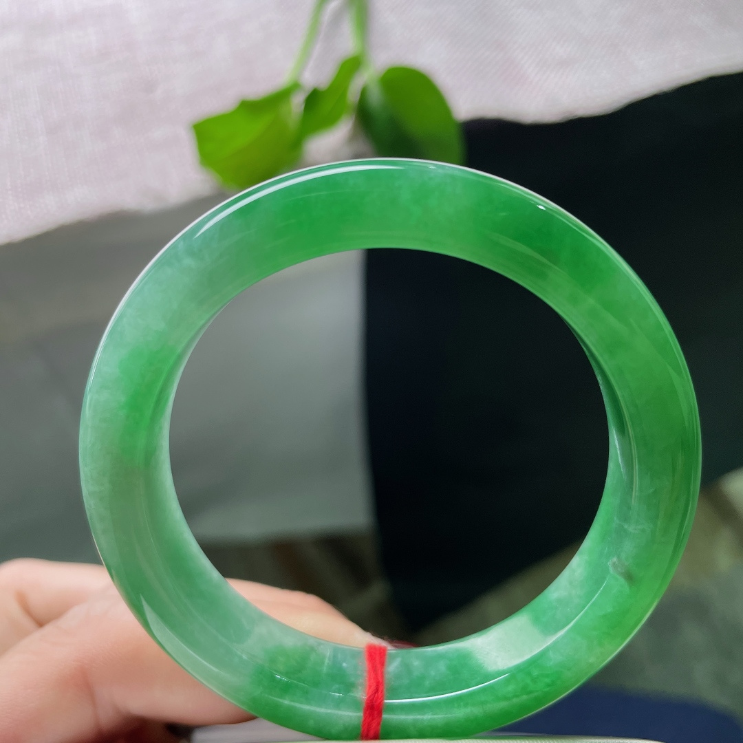 52.6/11.2/8.5，满绿正圈，青翠欲滴，是雨后初霁的远山，绿意绵延，皮纹，无裂，ss5170